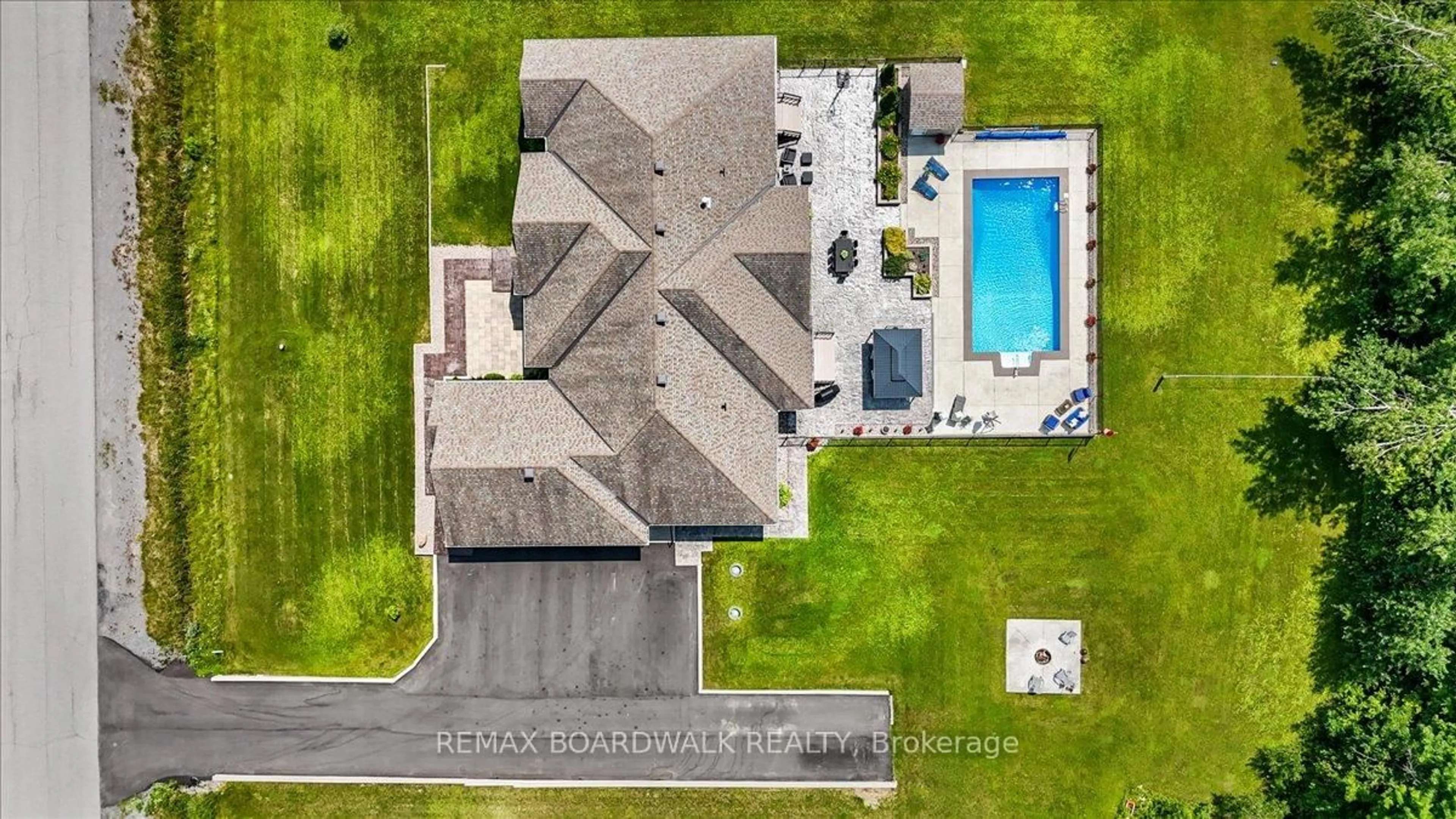A pic from outside/outdoor area/front of a property/back of a property/a pic from drone, unknown for 1610 Linkland Crt, Cumberland Ontario K4C 0A5