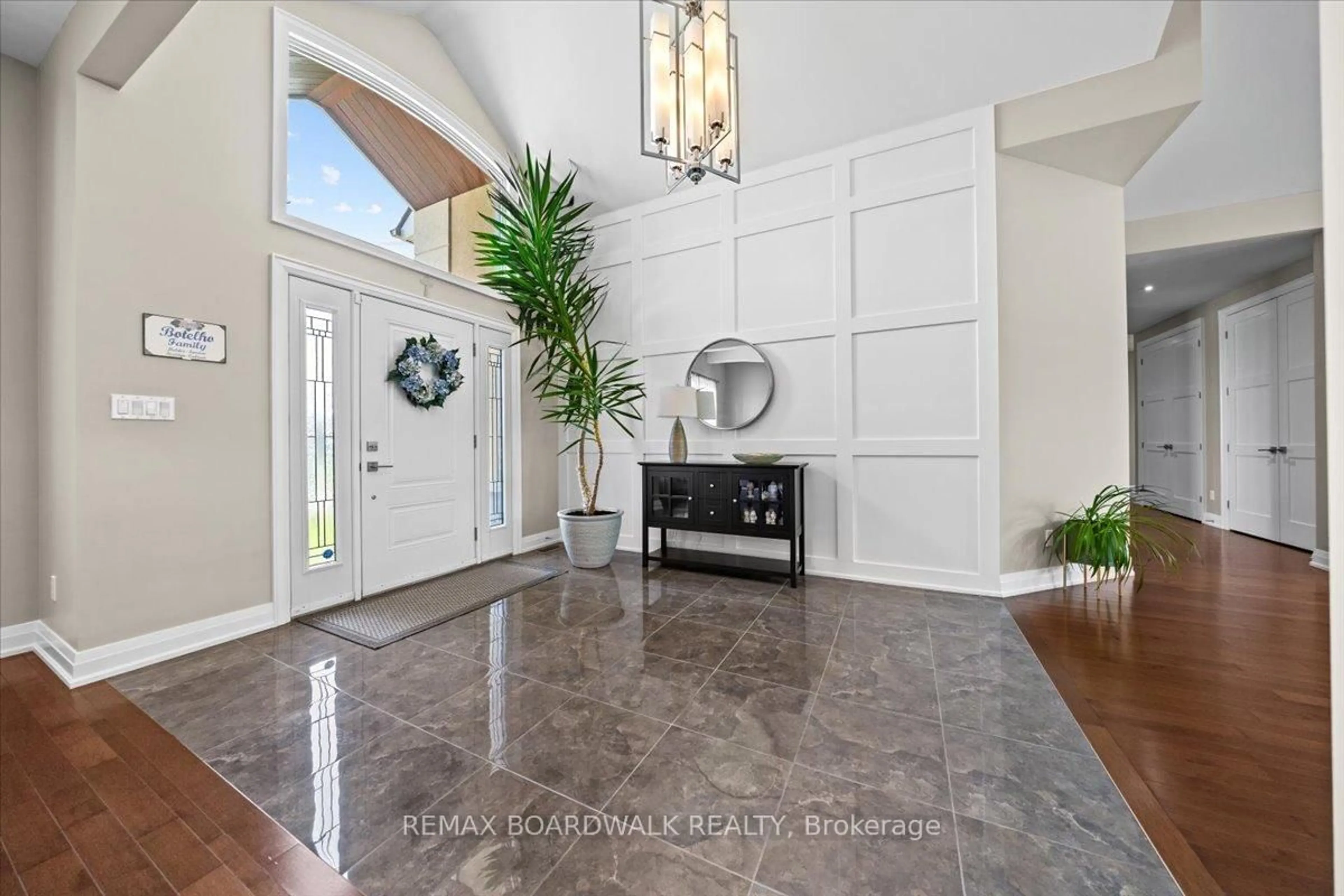 Indoor entryway for 1610 Linkland Crt, Cumberland Ontario K4C 0A5