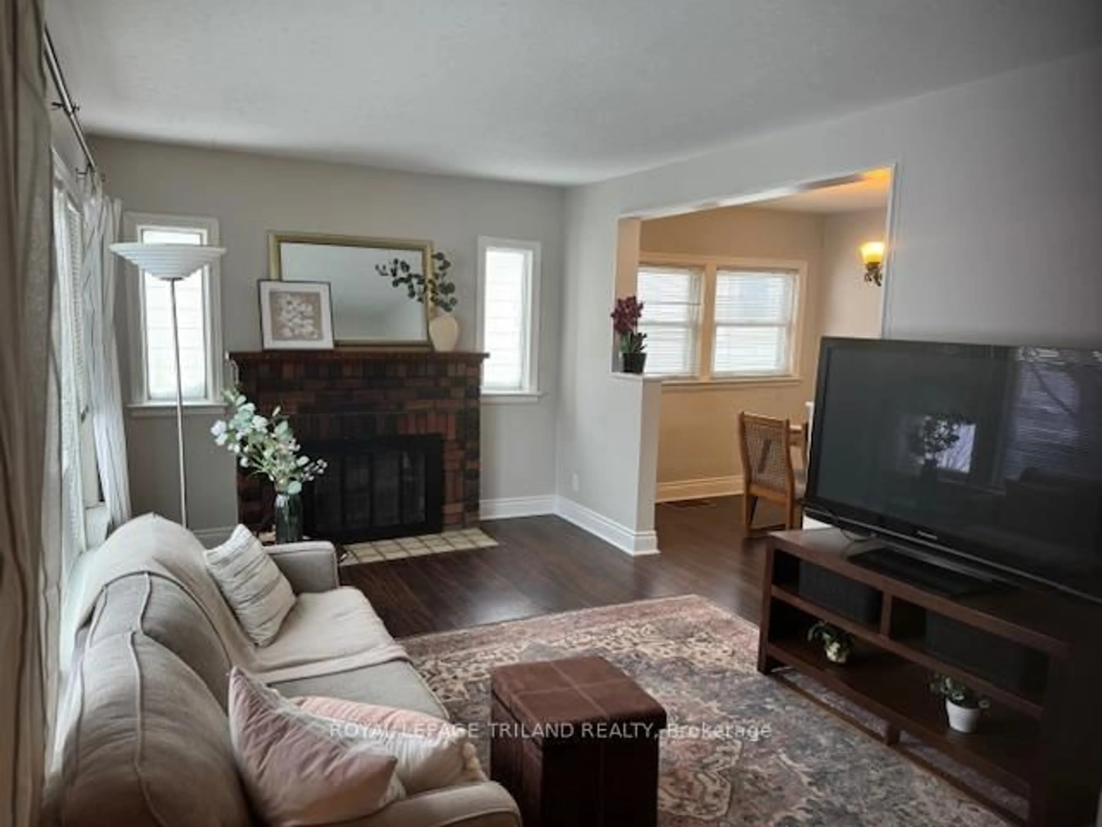 Living room with furniture, wood/laminate floor for 124 Arundell St, London East Ontario N5Z 2J9
