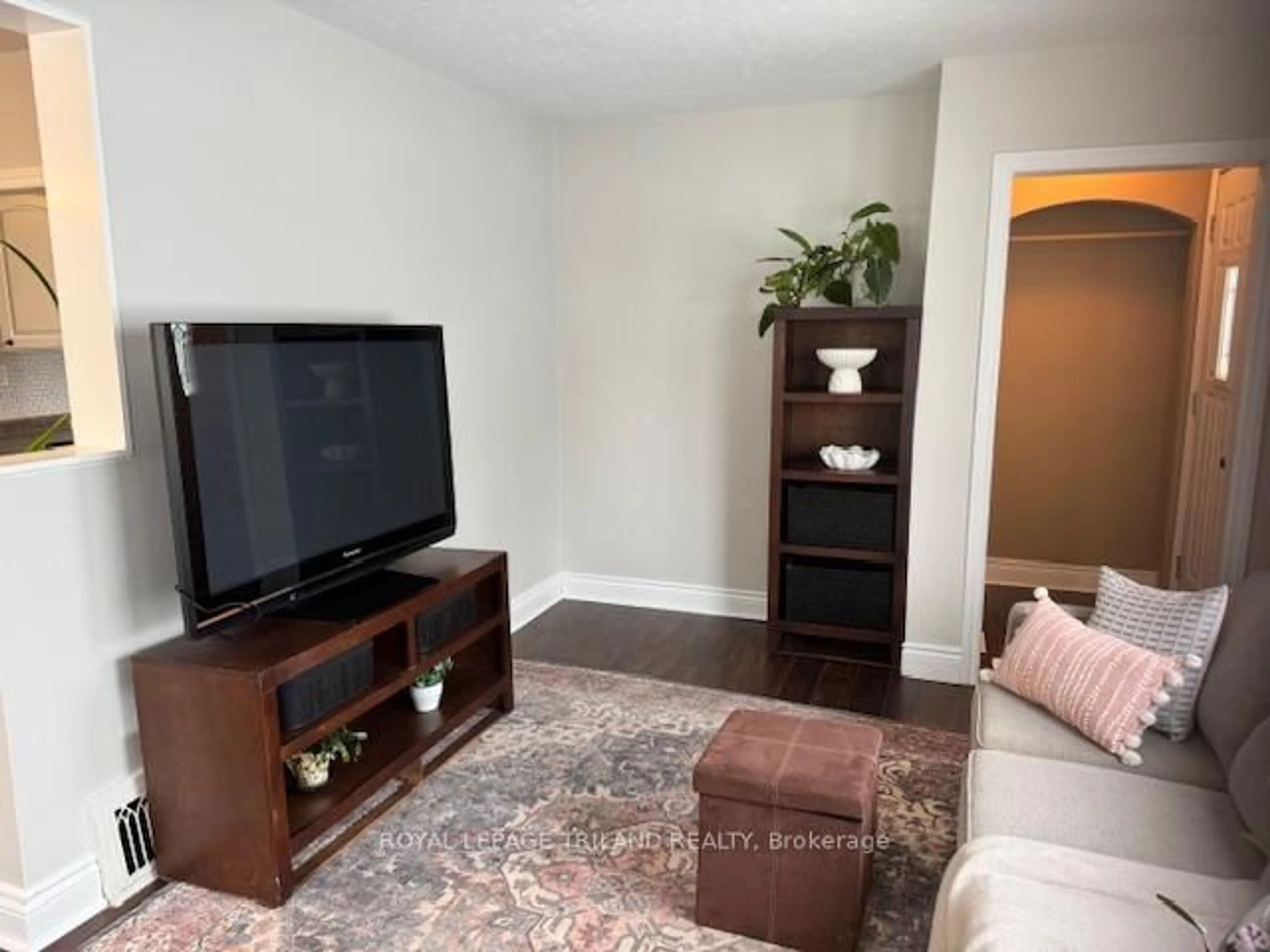 Living room with furniture, wood/laminate floor for 124 Arundell St, London East Ontario N5Z 2J9
