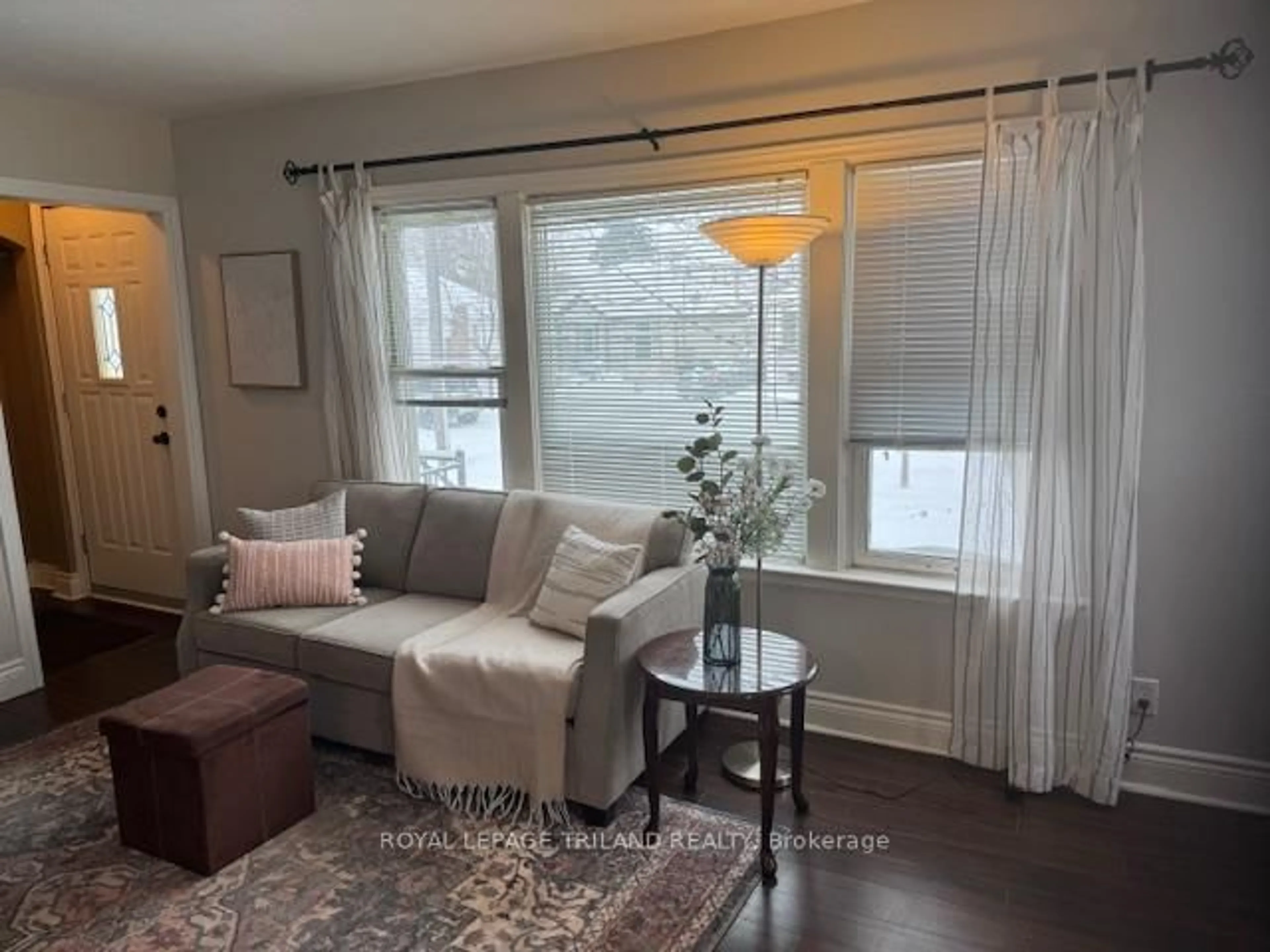 Living room with furniture, wood/laminate floor for 124 Arundell St, London East Ontario N5Z 2J9