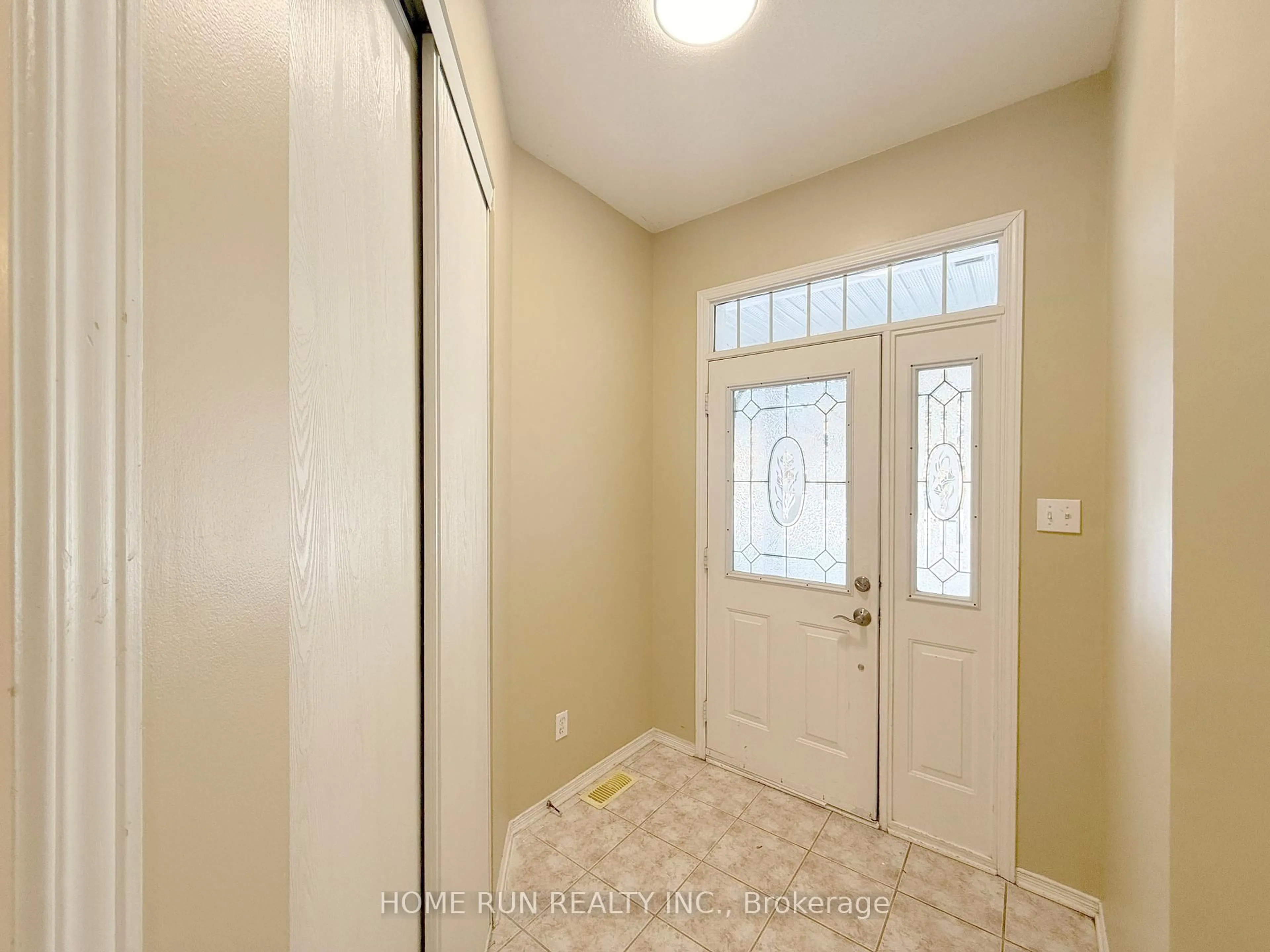 Indoor entryway for 95 Hemlo Cres, Ottawa Ontario K2T 1E1