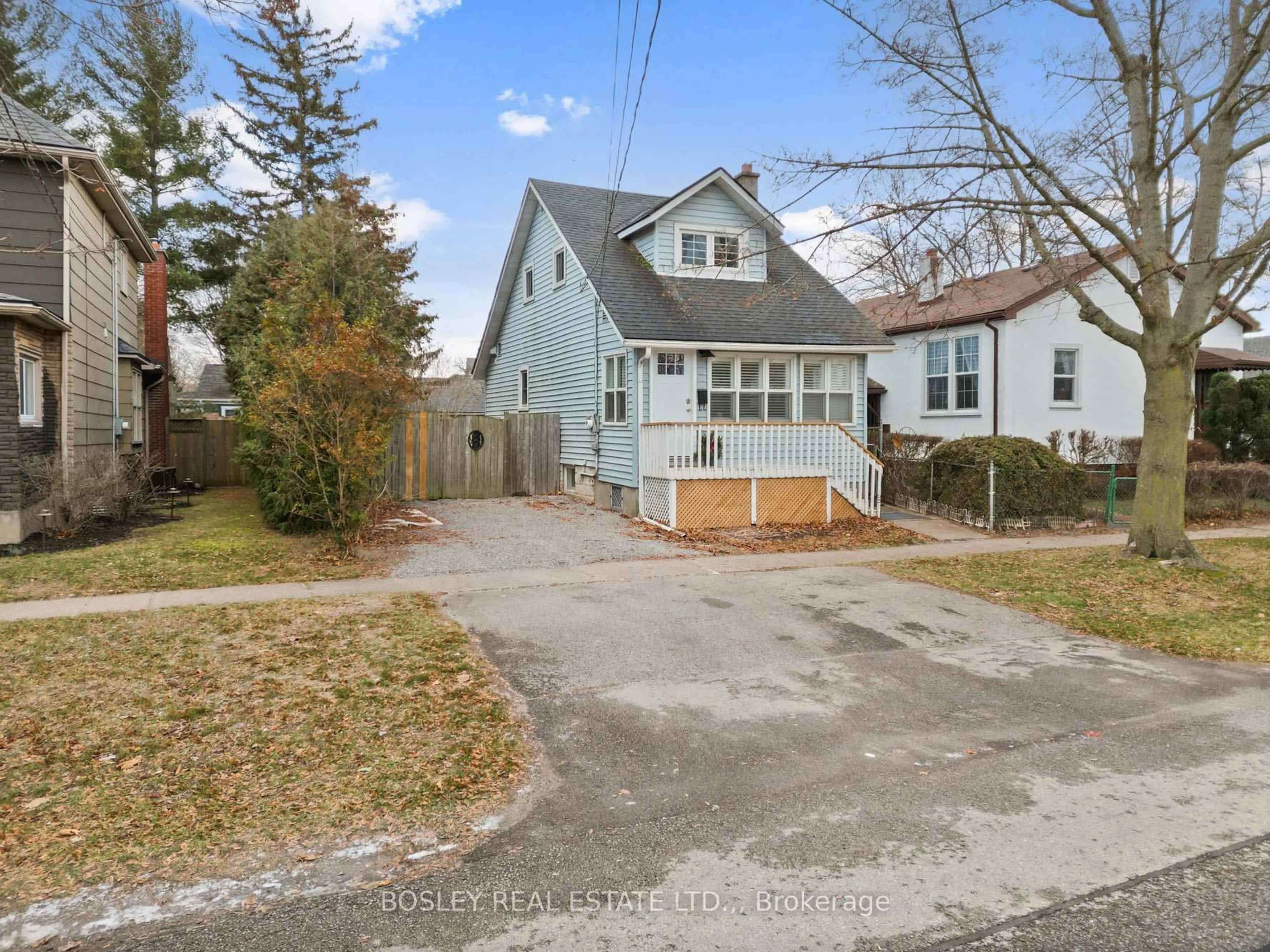A pic from outside/outdoor area/front of a property/back of a property/a pic from drone, street for 18 Michigan Ave, St. Catharines Ontario L2N 4G8
