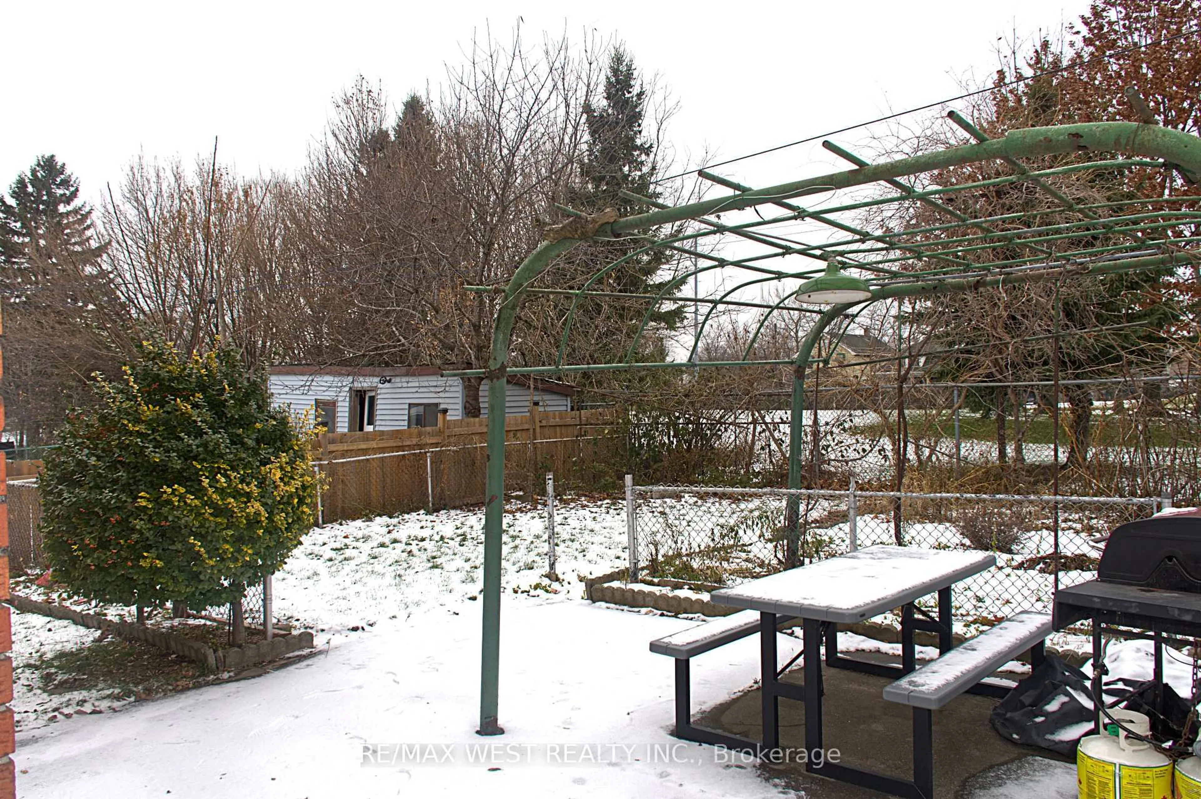 Patio, unknown for 5177 Kitchener St, Niagara Falls Ontario L2G 1B4