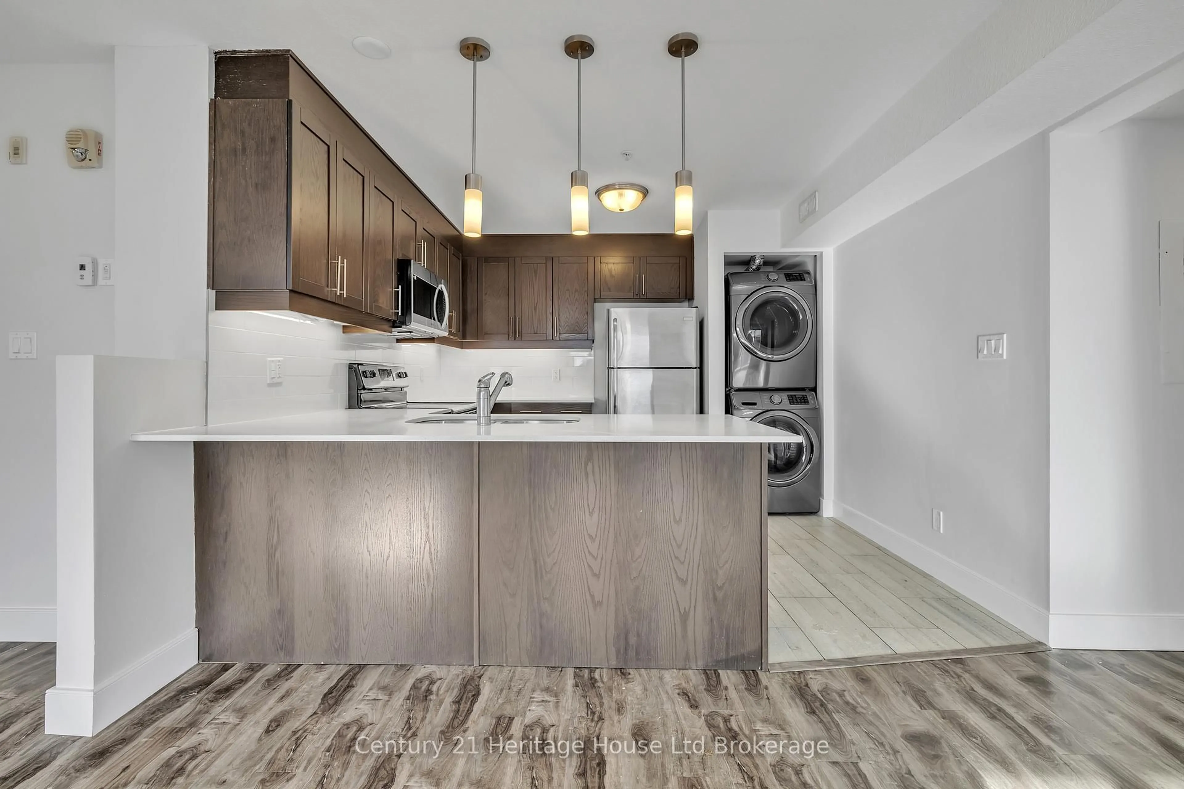 Open concept kitchen, wood/laminate floor for 34 Brock St #303, Woodstock Ontario N4S 3B5