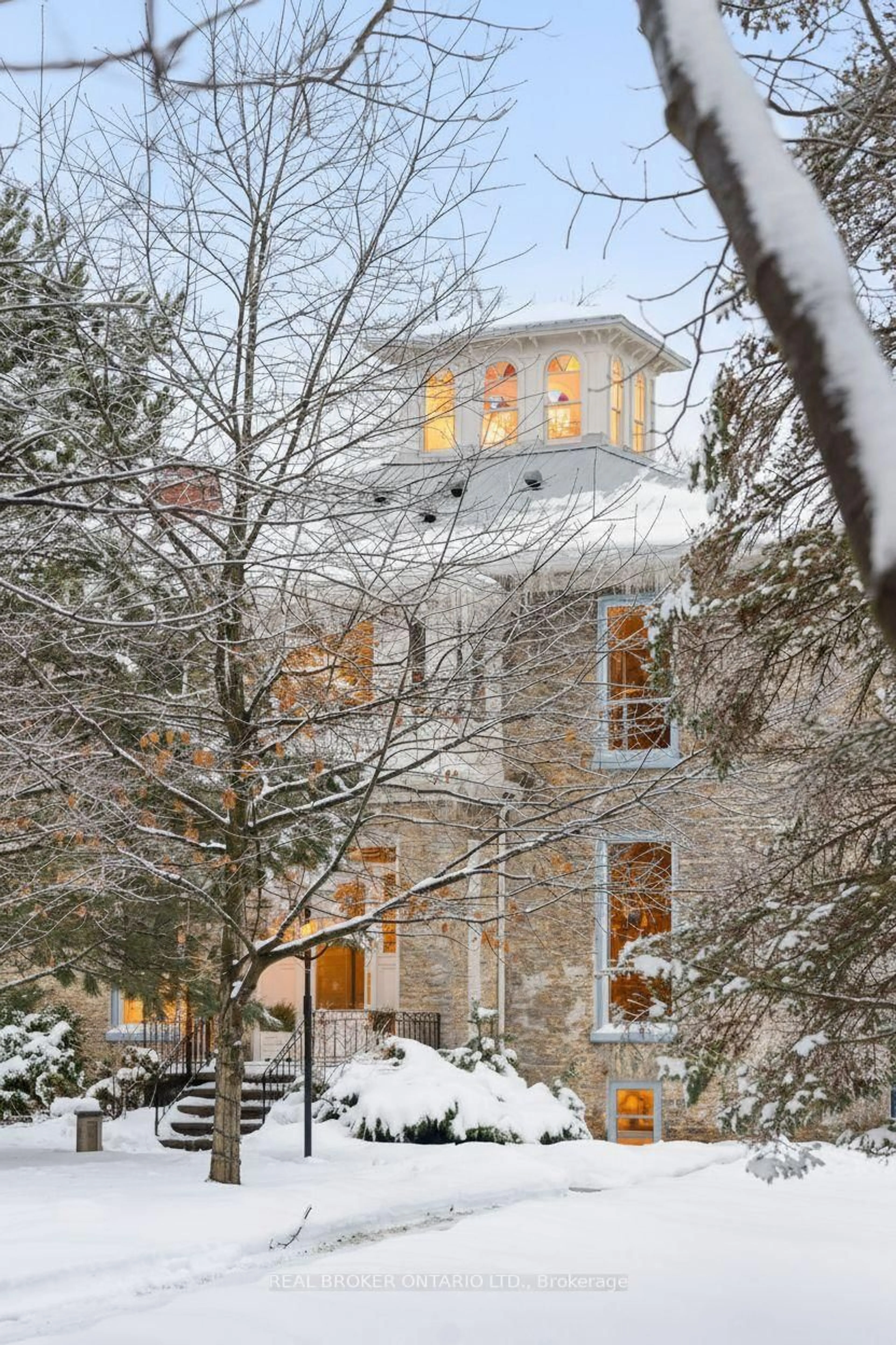 Indoor foyer for 346 Picton Main St, Prince Edward County Ontario K0K 2T0