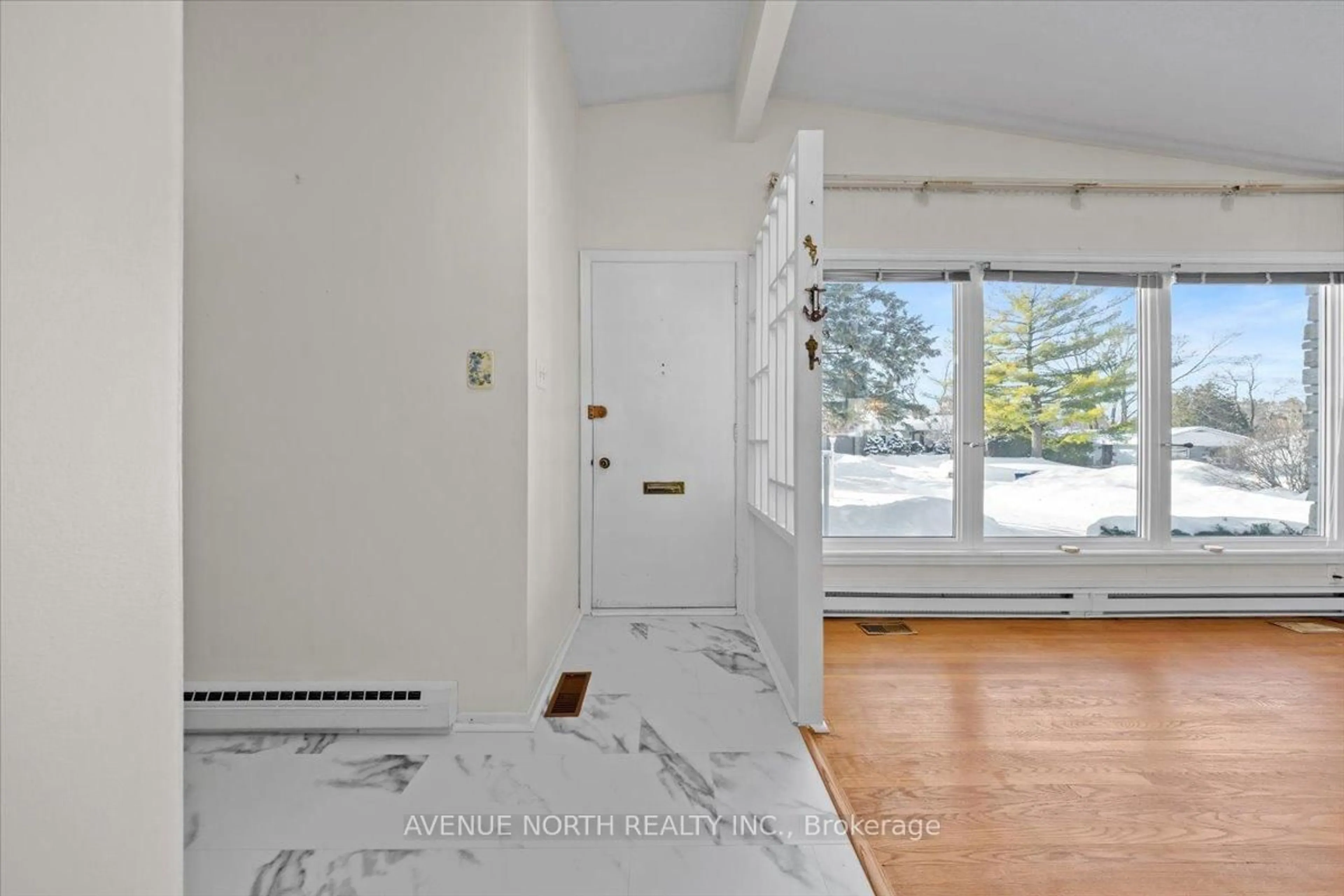 Indoor entryway for 24 Parkmount Cres, Ottawa Ontario K2H 5T4