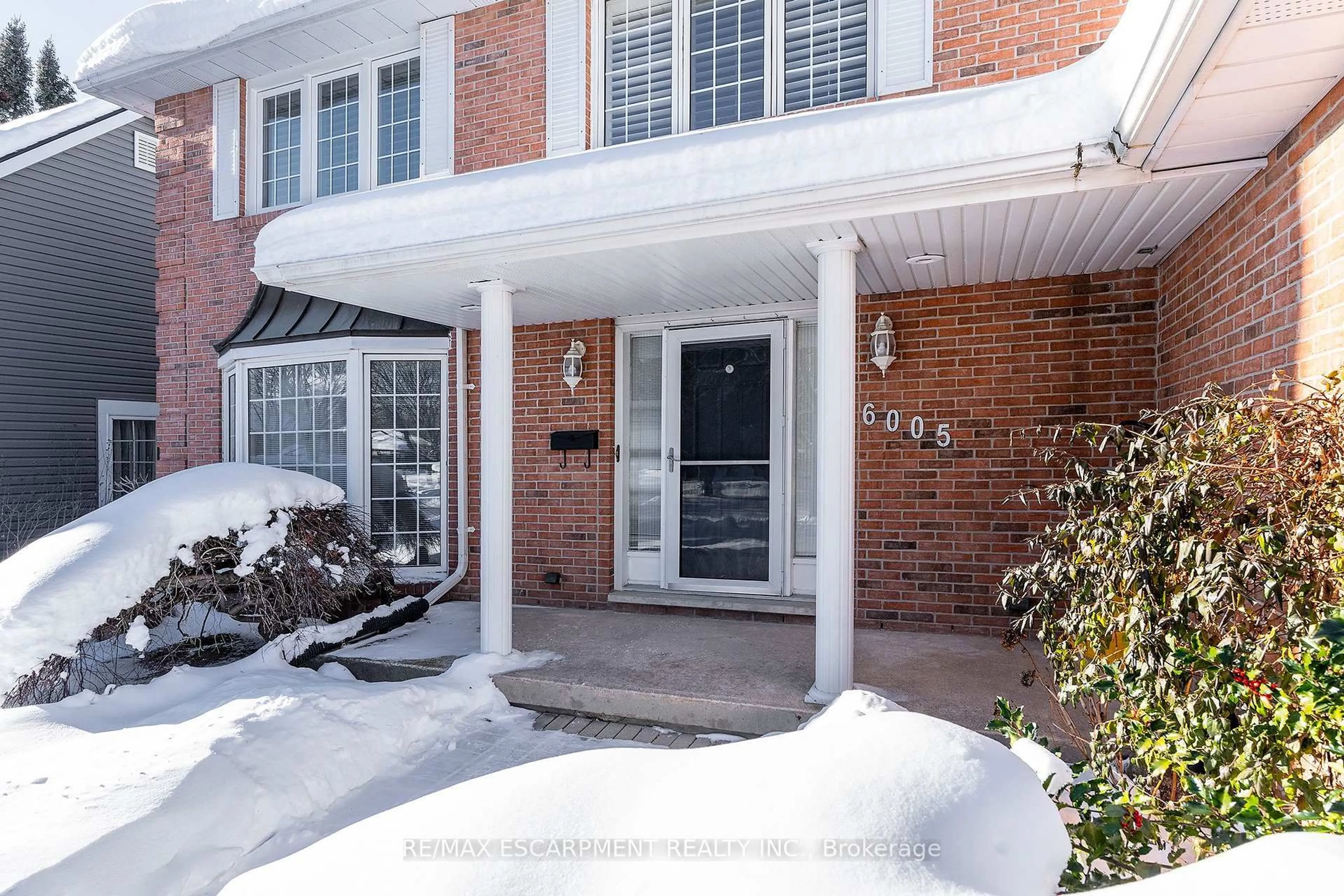 Indoor entryway for 6005 Mountaingate Dr, Niagara Falls Ontario L2J 4H9