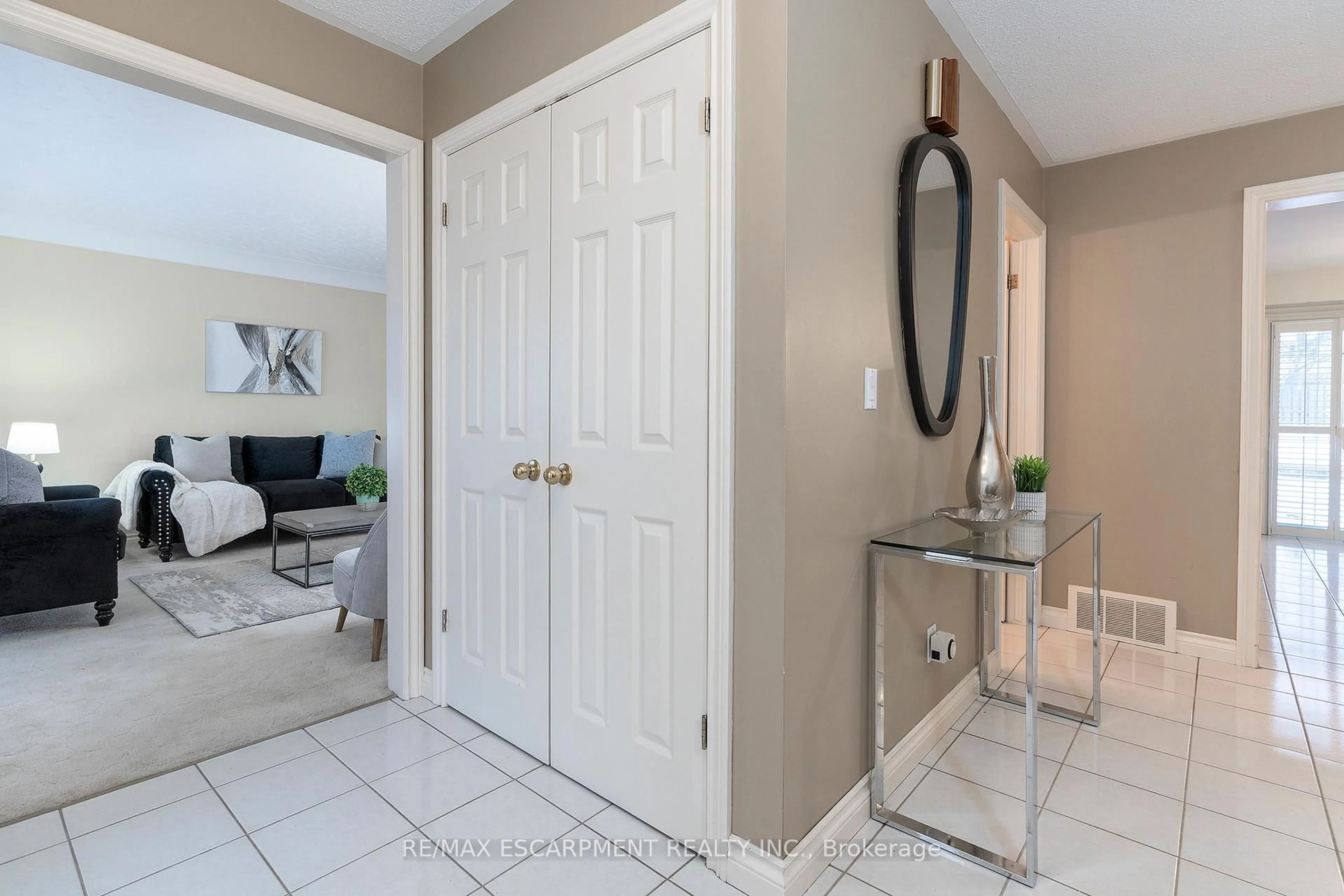 Indoor entryway for 6005 Mountaingate Dr, Niagara Falls Ontario L2J 4H9