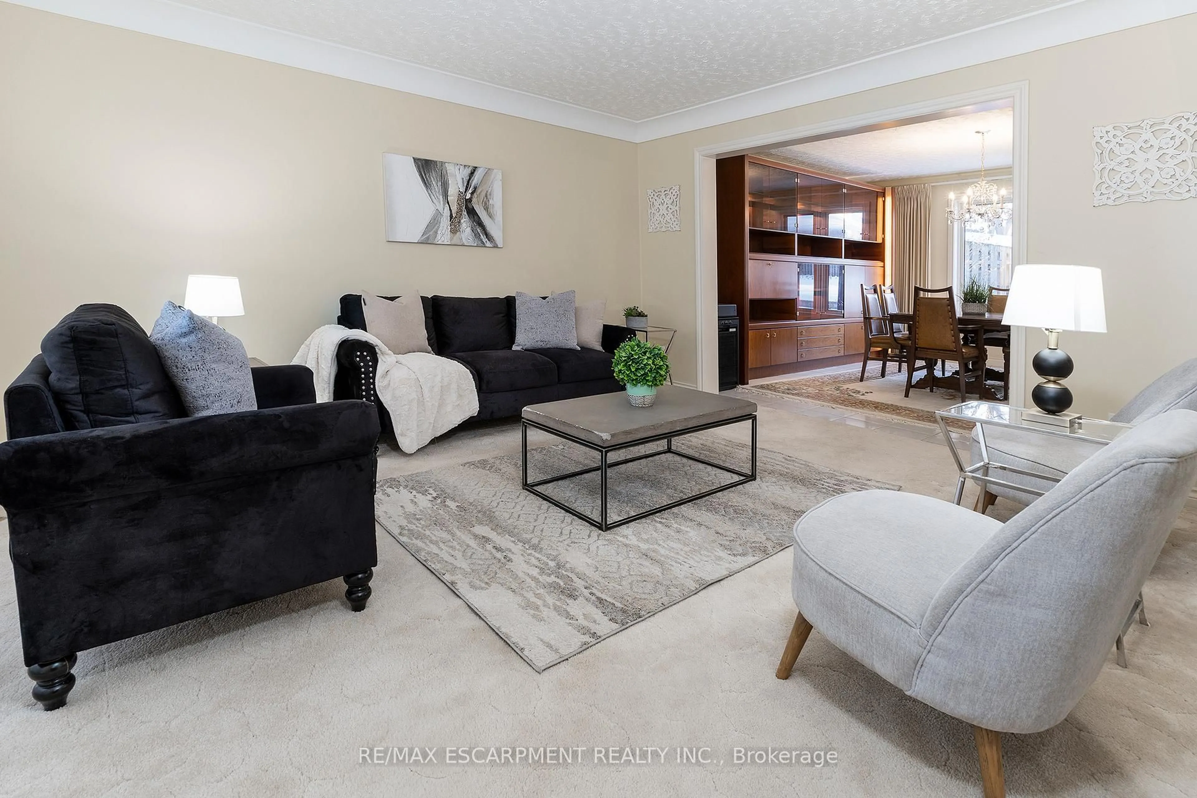 Living room with furniture, unknown for 6005 Mountaingate Dr, Niagara Falls Ontario L2J 4H9