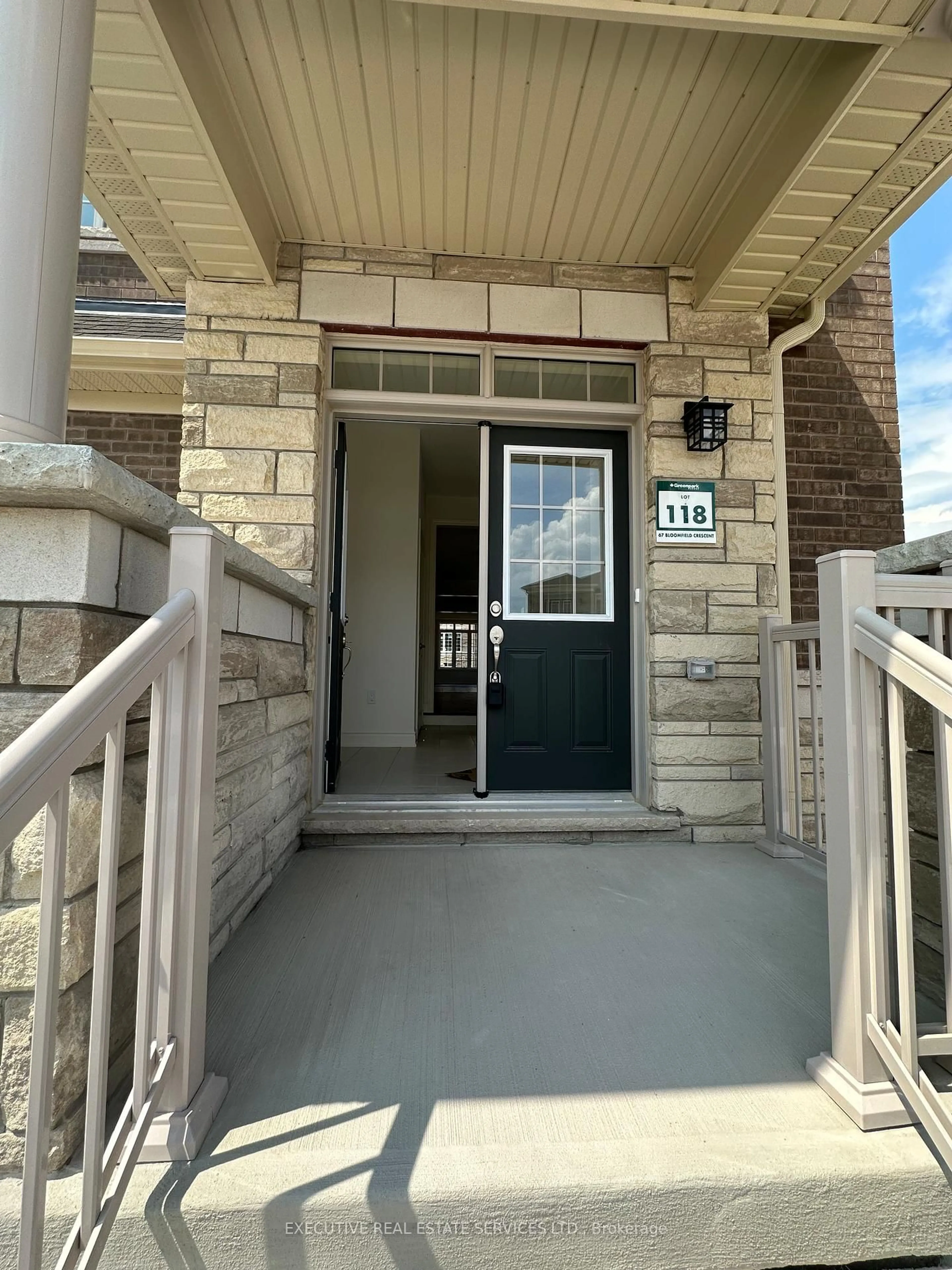 Indoor entryway for 67 Bloomfield Cres, Cambridge Ontario N1R 5S2
