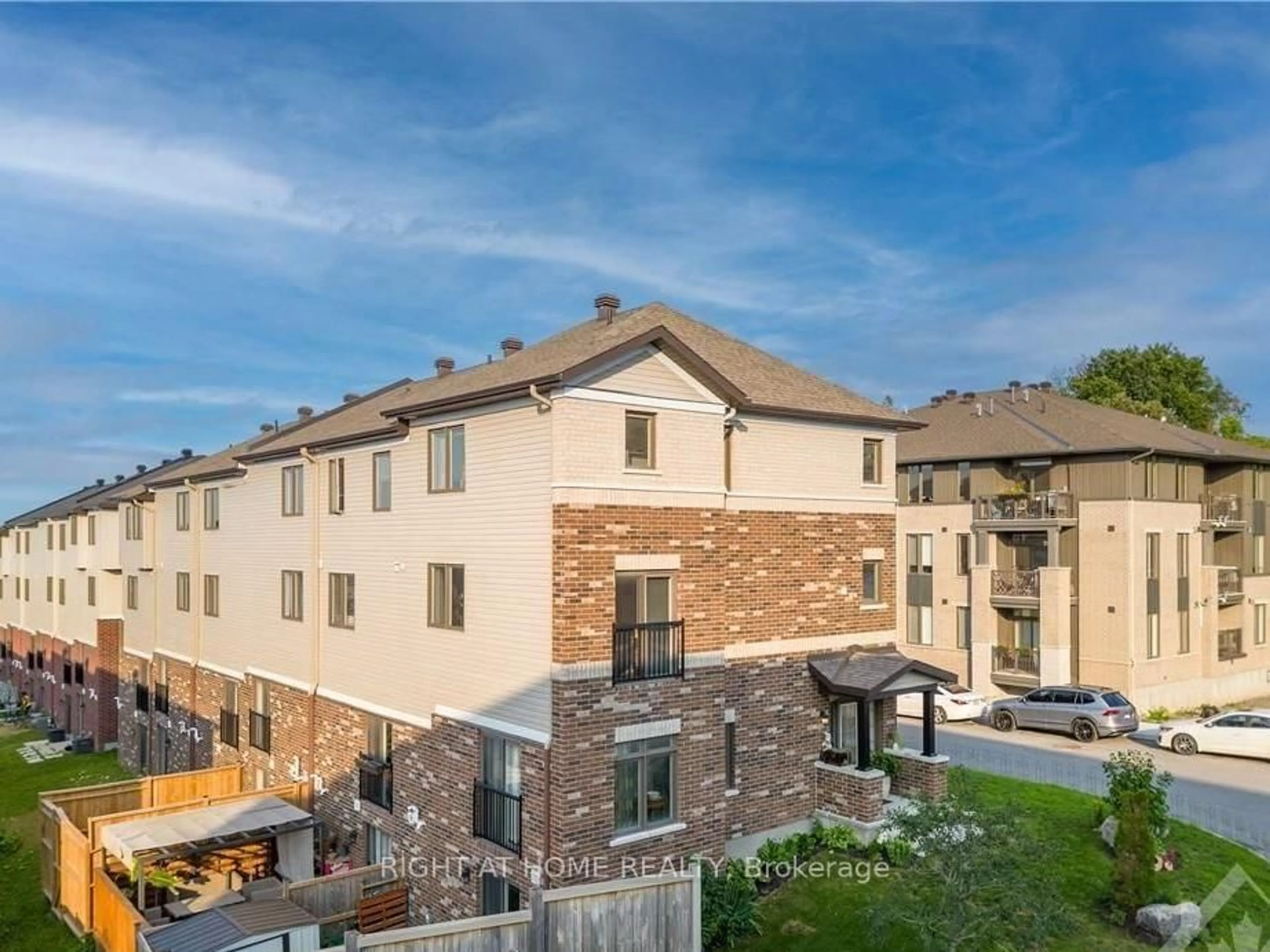 A pic from outside/outdoor area/front of a property/back of a property/a pic from drone, building for 558 Recolte Private, Ottawa Ontario K1E 0B4