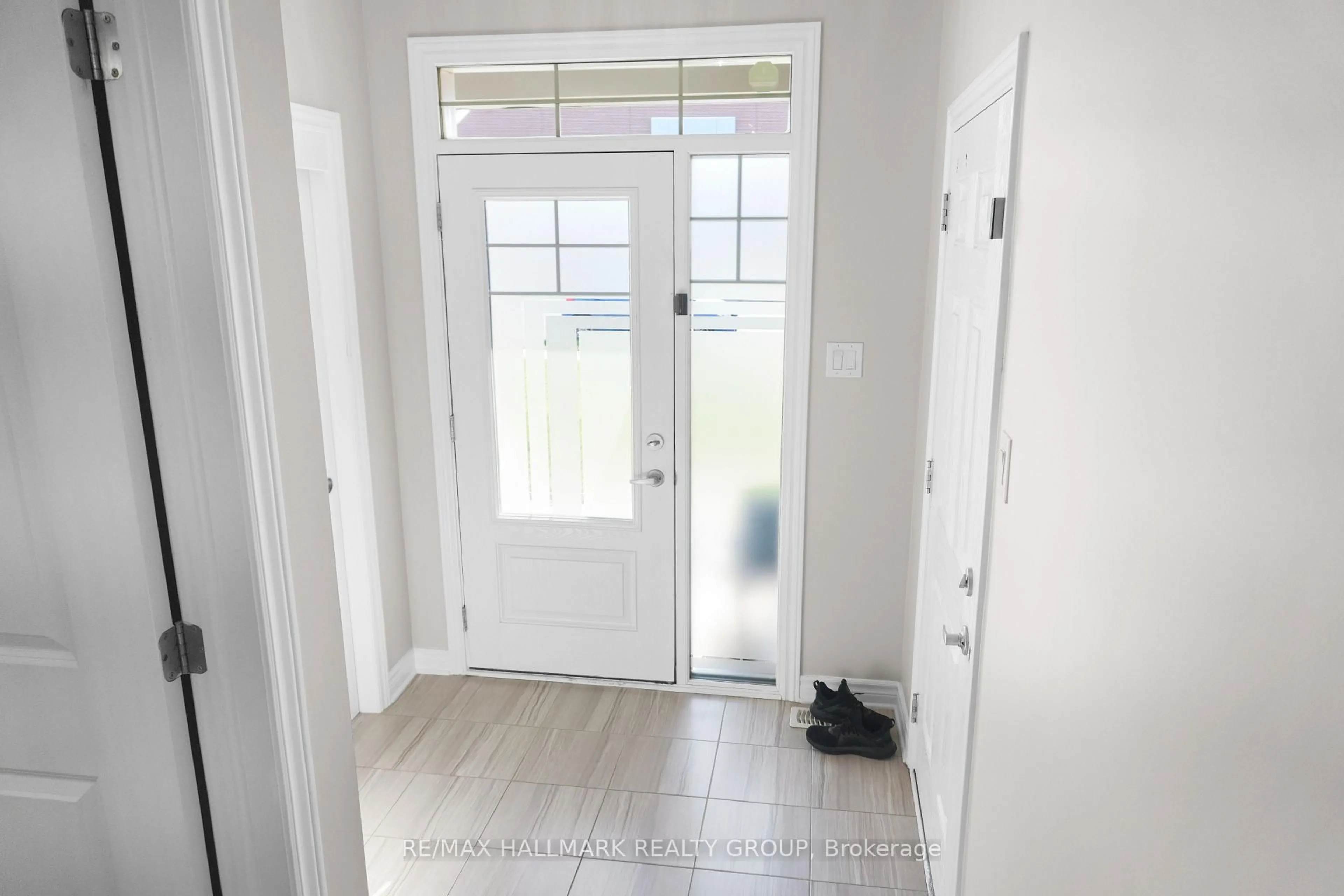 Indoor entryway for 2534 River Mist Rd, Ottawa Ontario K2C 3H2