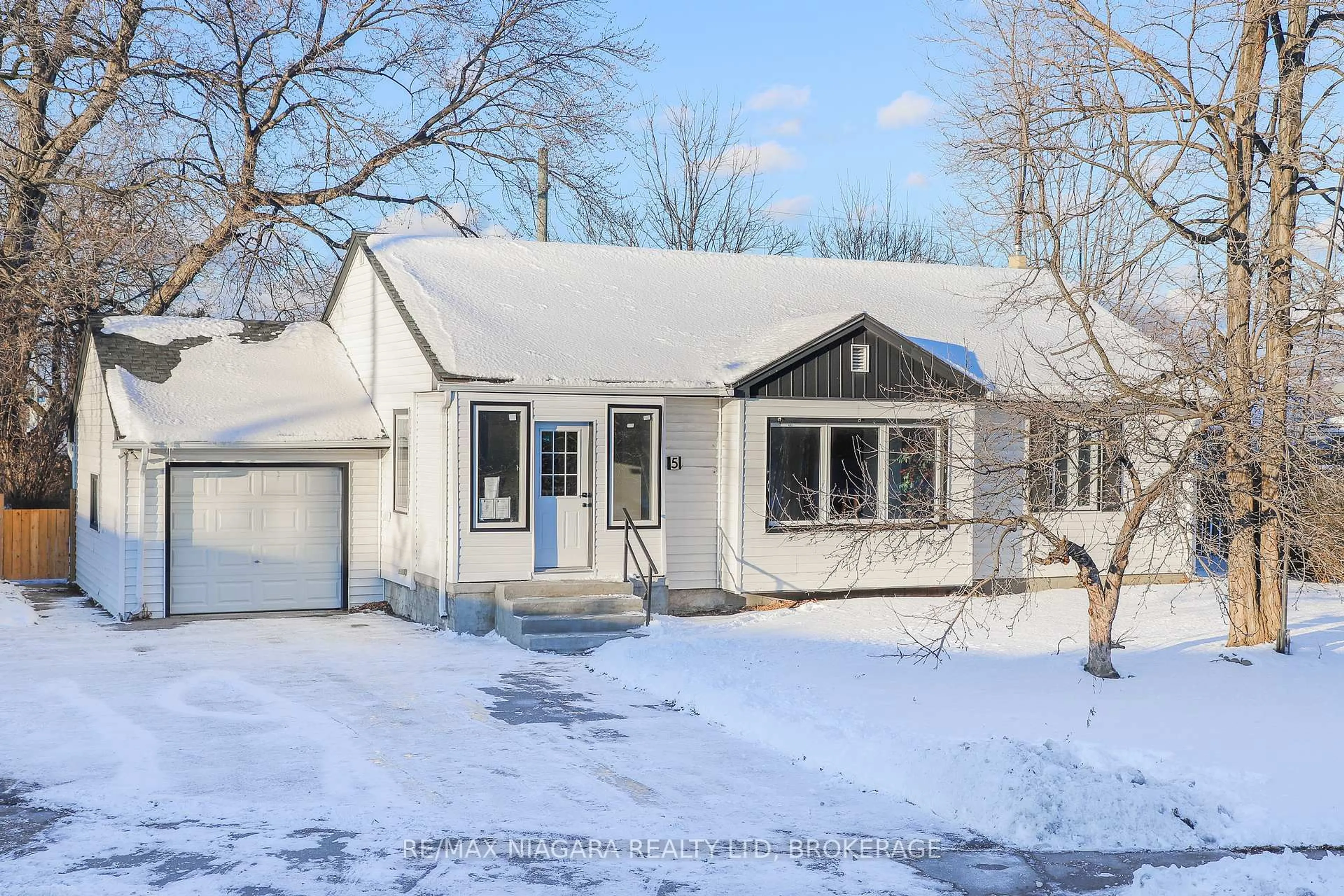 Home with vinyl exterior material, street for 5 Meadowvale Dr, St. Catharines Ontario L2N 3Z6