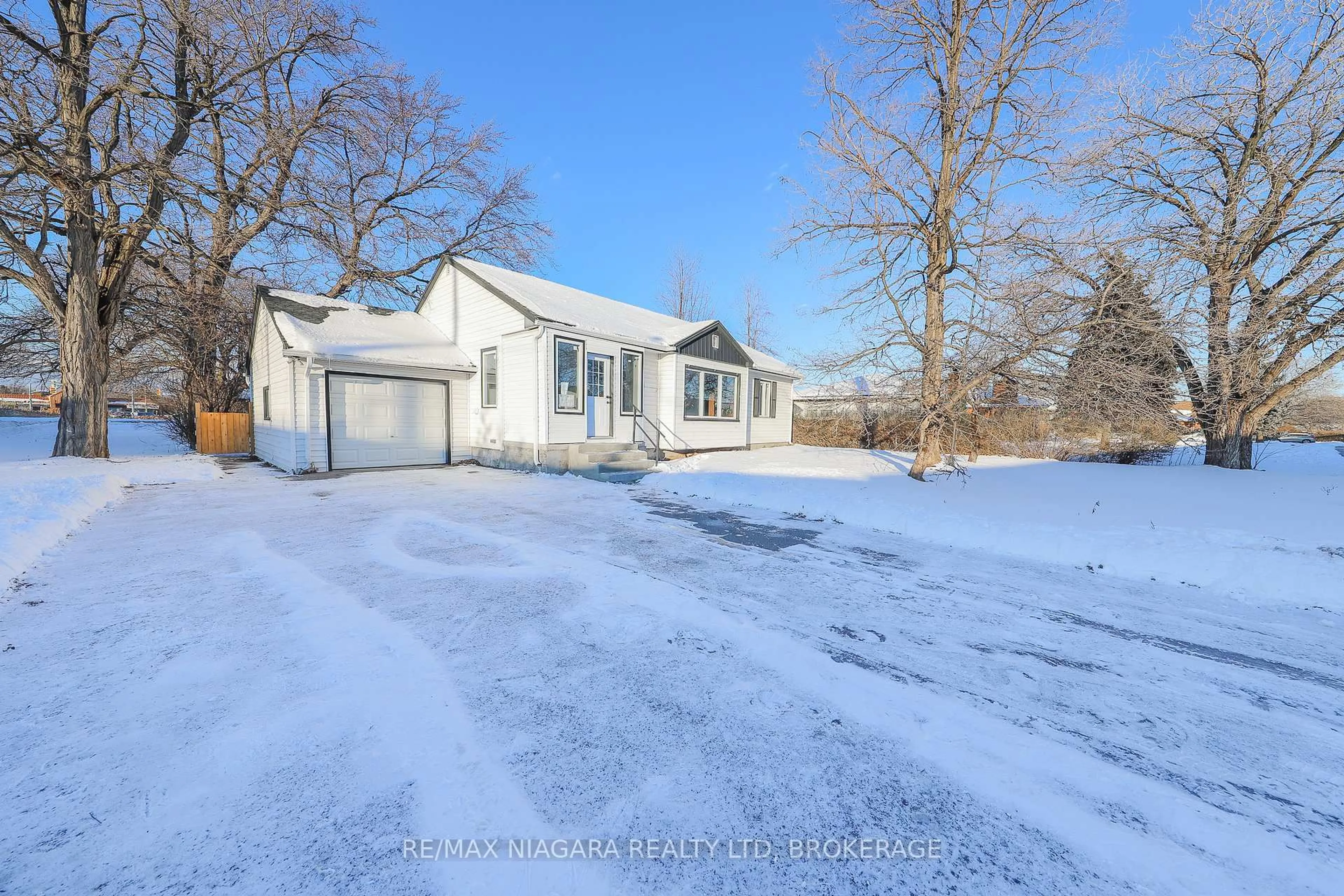 A pic from outside/outdoor area/front of a property/back of a property/a pic from drone, street for 5 Meadowvale Dr, St. Catharines Ontario L2N 3Z6