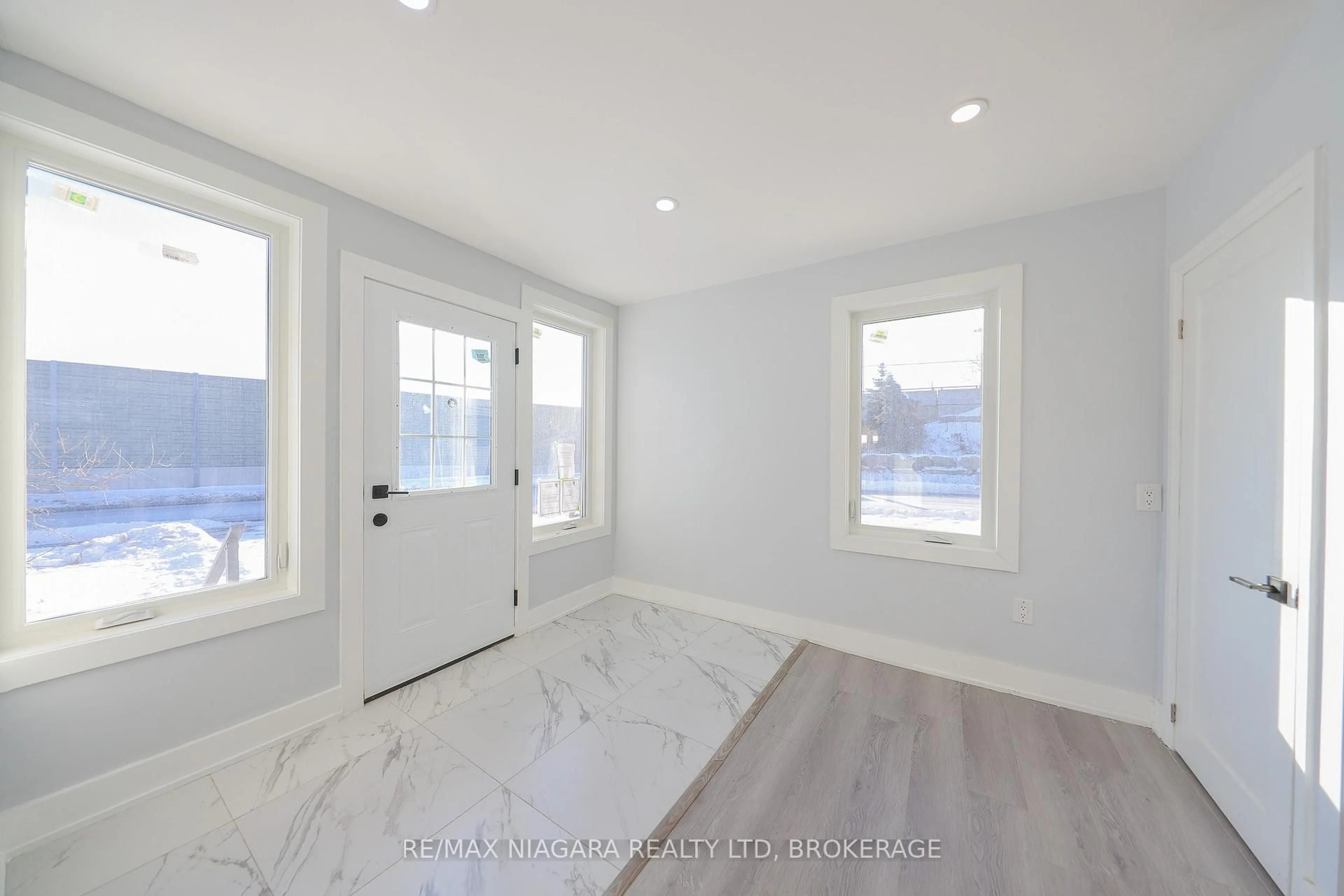 Indoor entryway for 5 Meadowvale Dr, St. Catharines Ontario L2N 3Z6