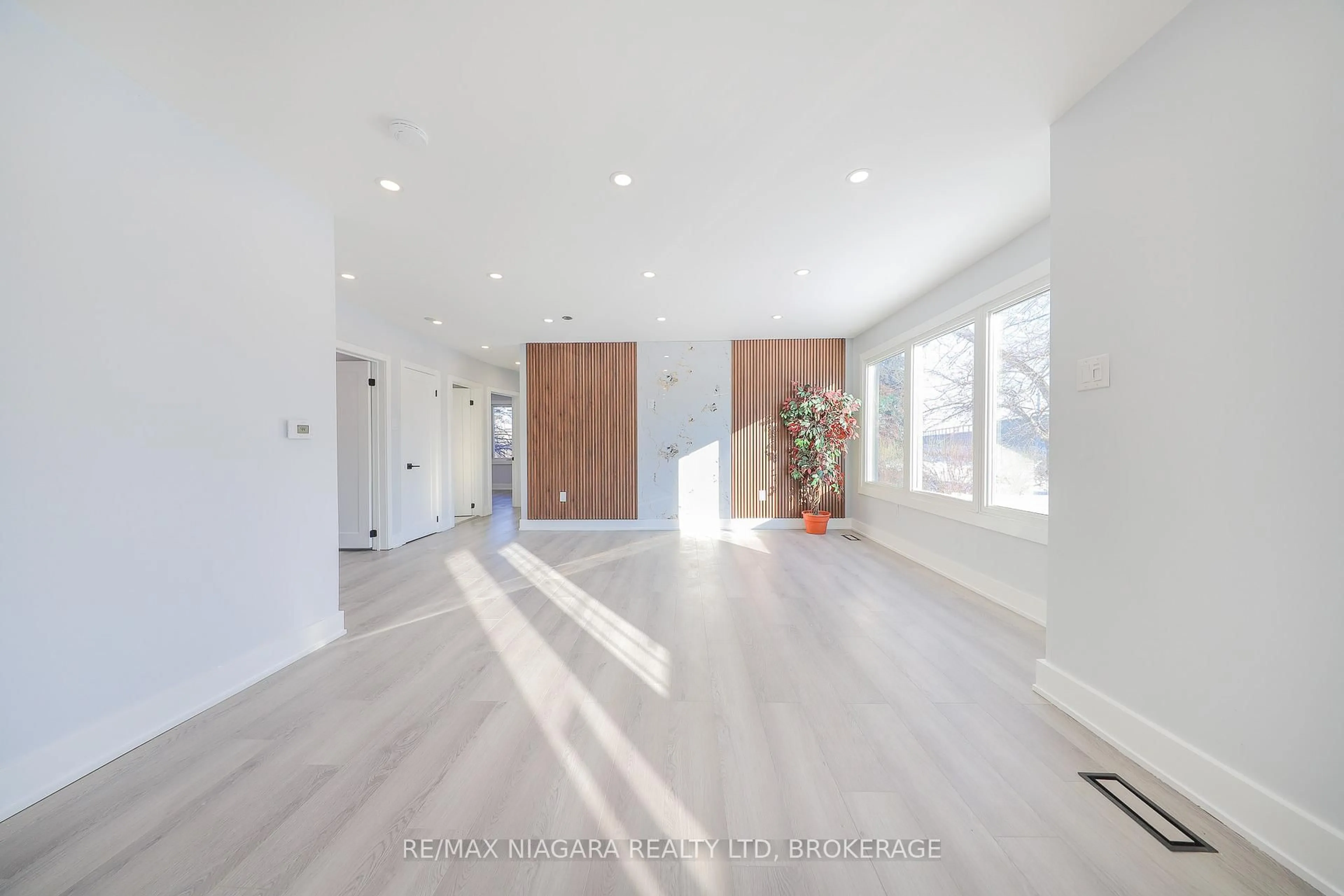 Indoor entryway for 5 Meadowvale Dr, St. Catharines Ontario L2N 3Z6