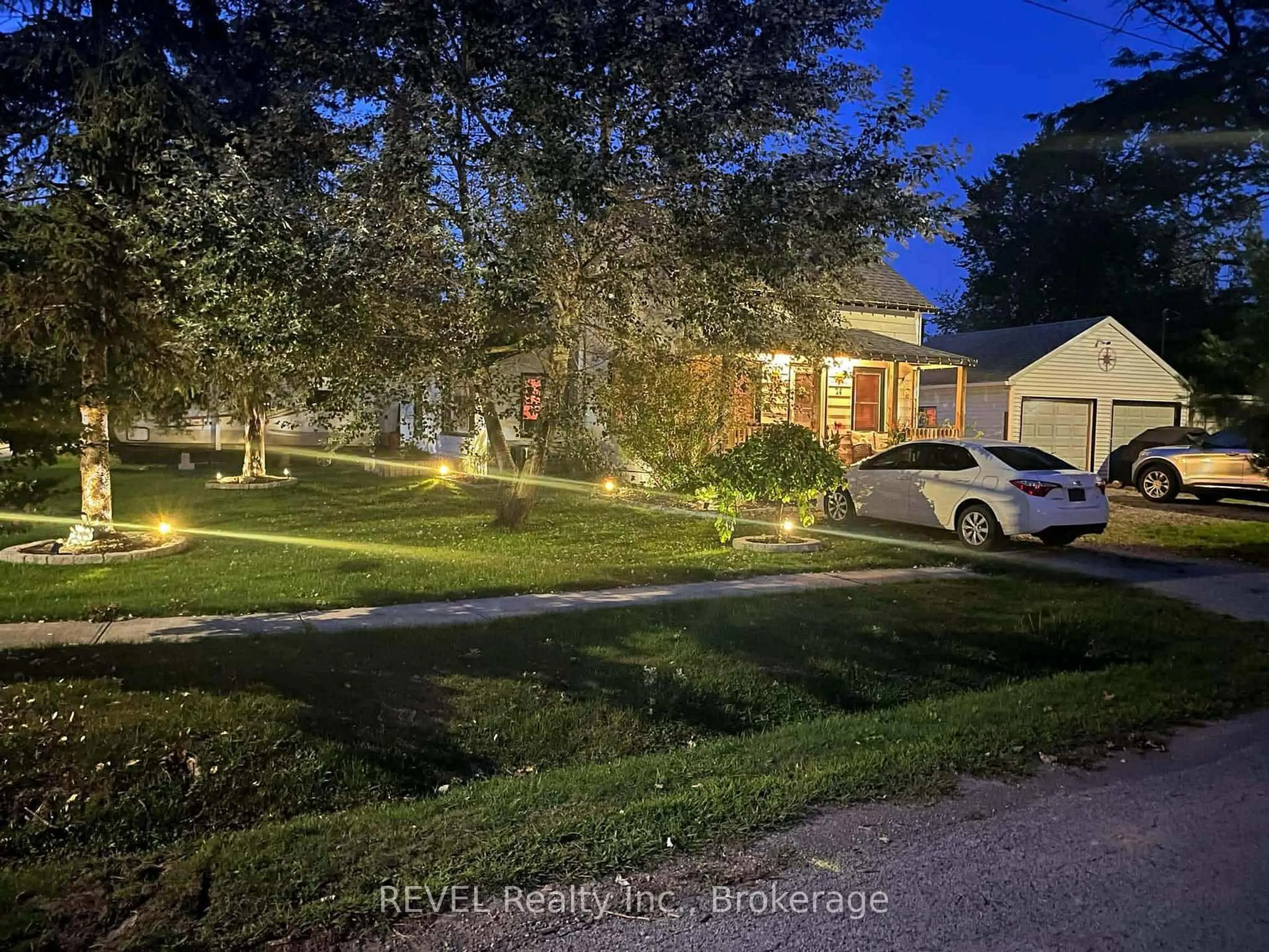 A pic from outside/outdoor area/front of a property/back of a property/a pic from drone, street for 24 Margaret St, Thorold Ontario L0S 1K0
