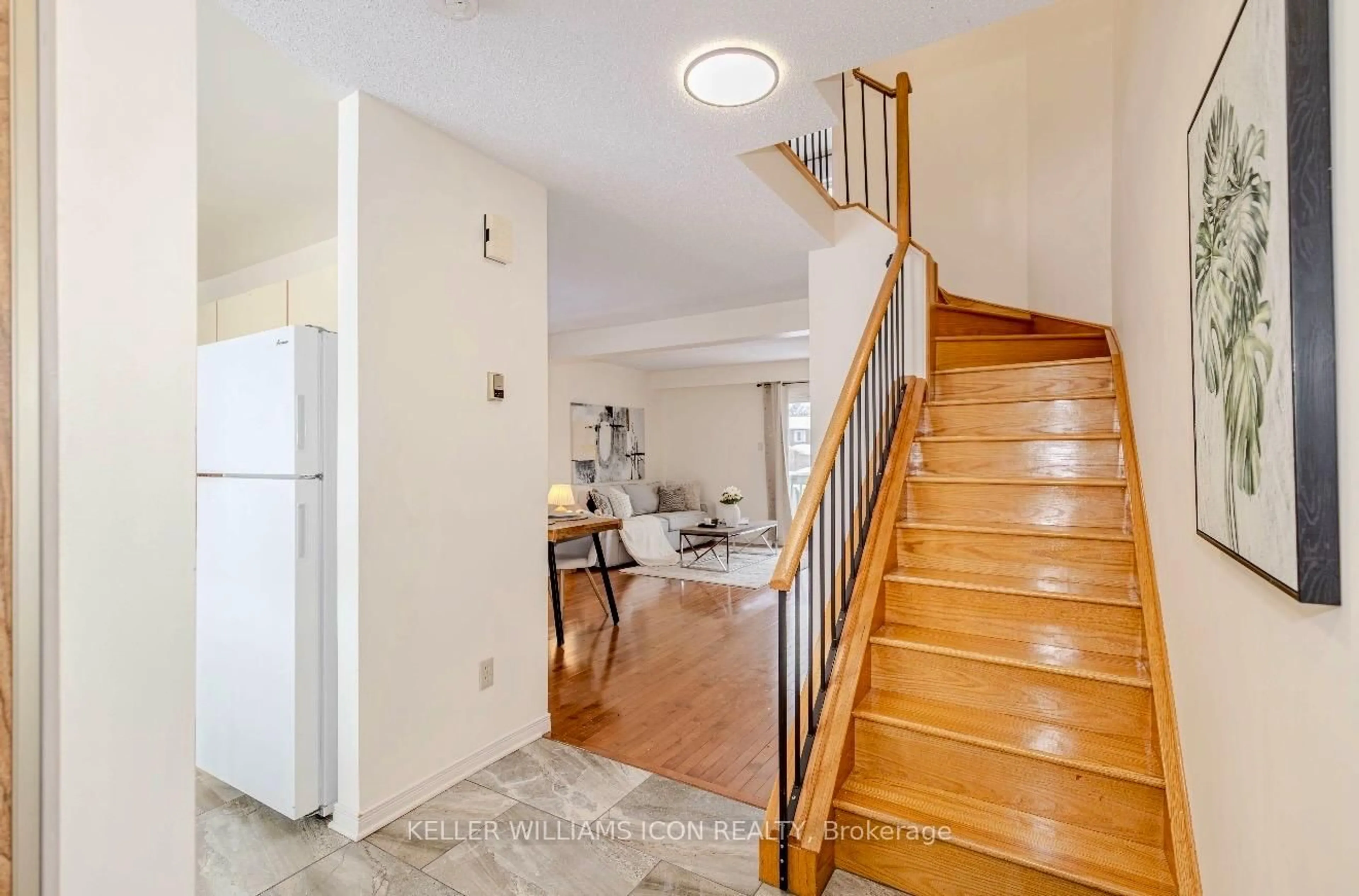 Indoor entryway for 104 Mcdermot Crt #8, Kanata Ontario K2L 3V2