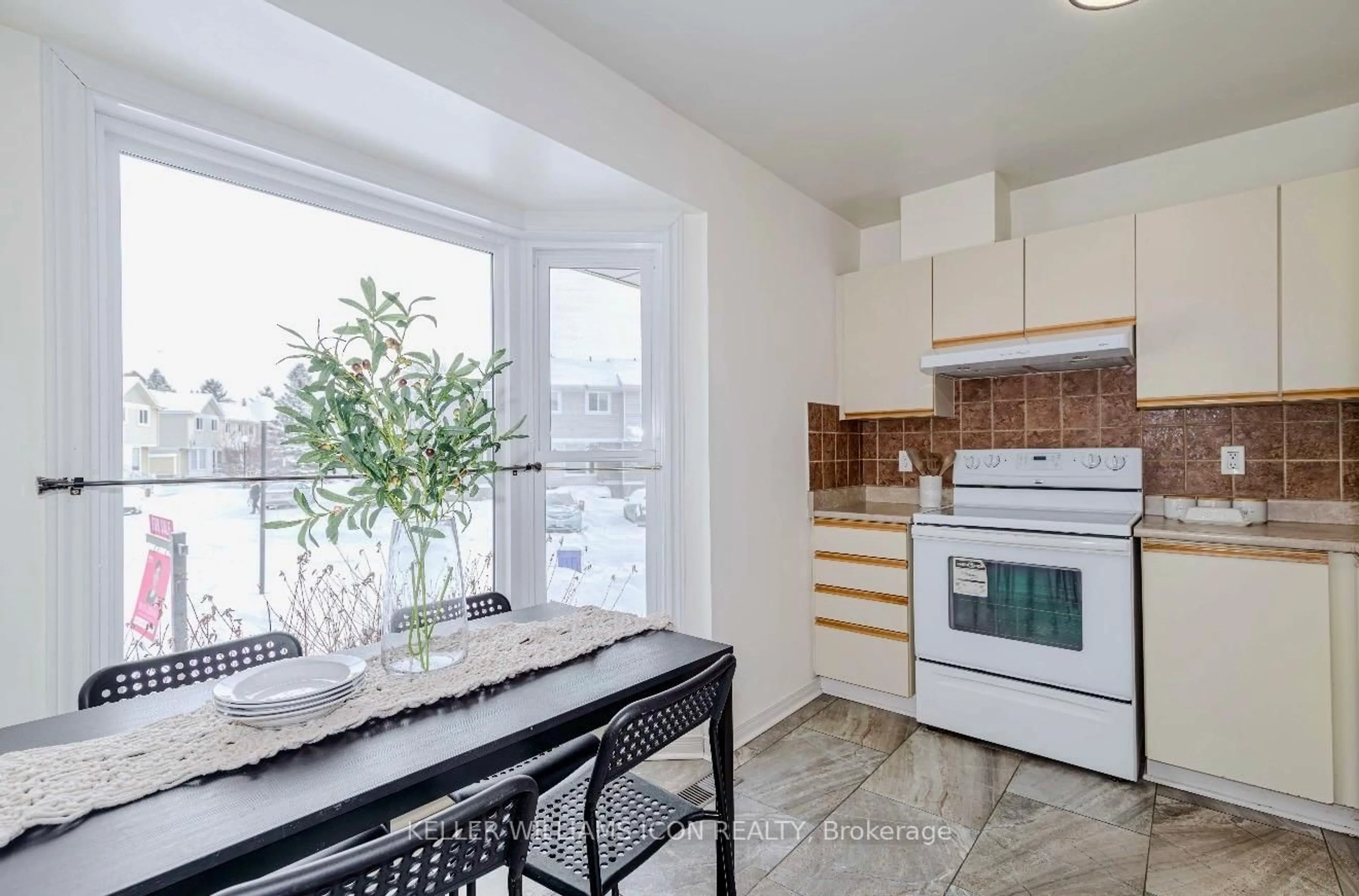 Unknown for 104 Mcdermot Crt #8, Kanata Ontario K2L 3V2