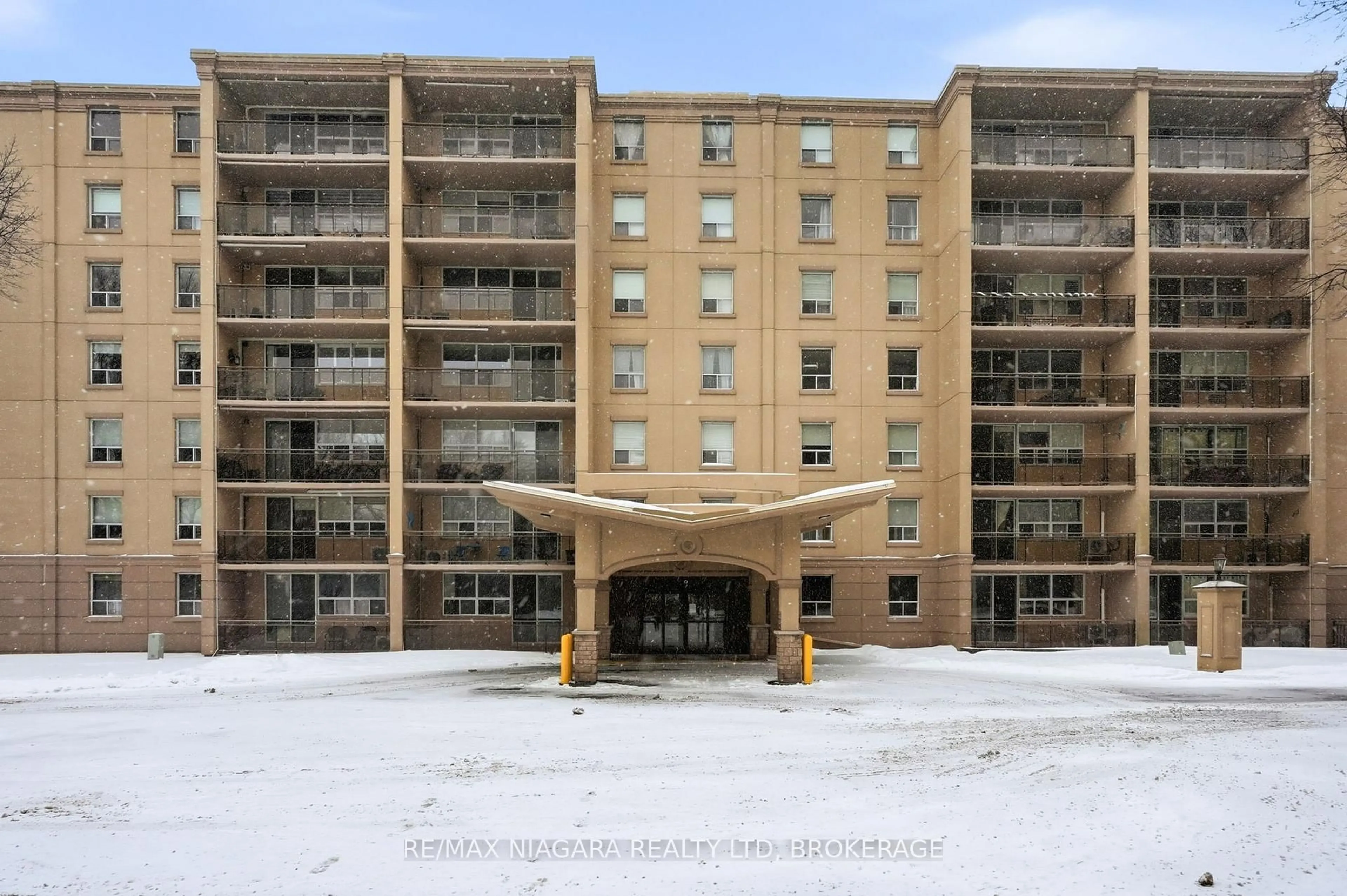 Indoor foyer for 6390 Huggins St #601, Niagara Falls Ontario L2J 1H1