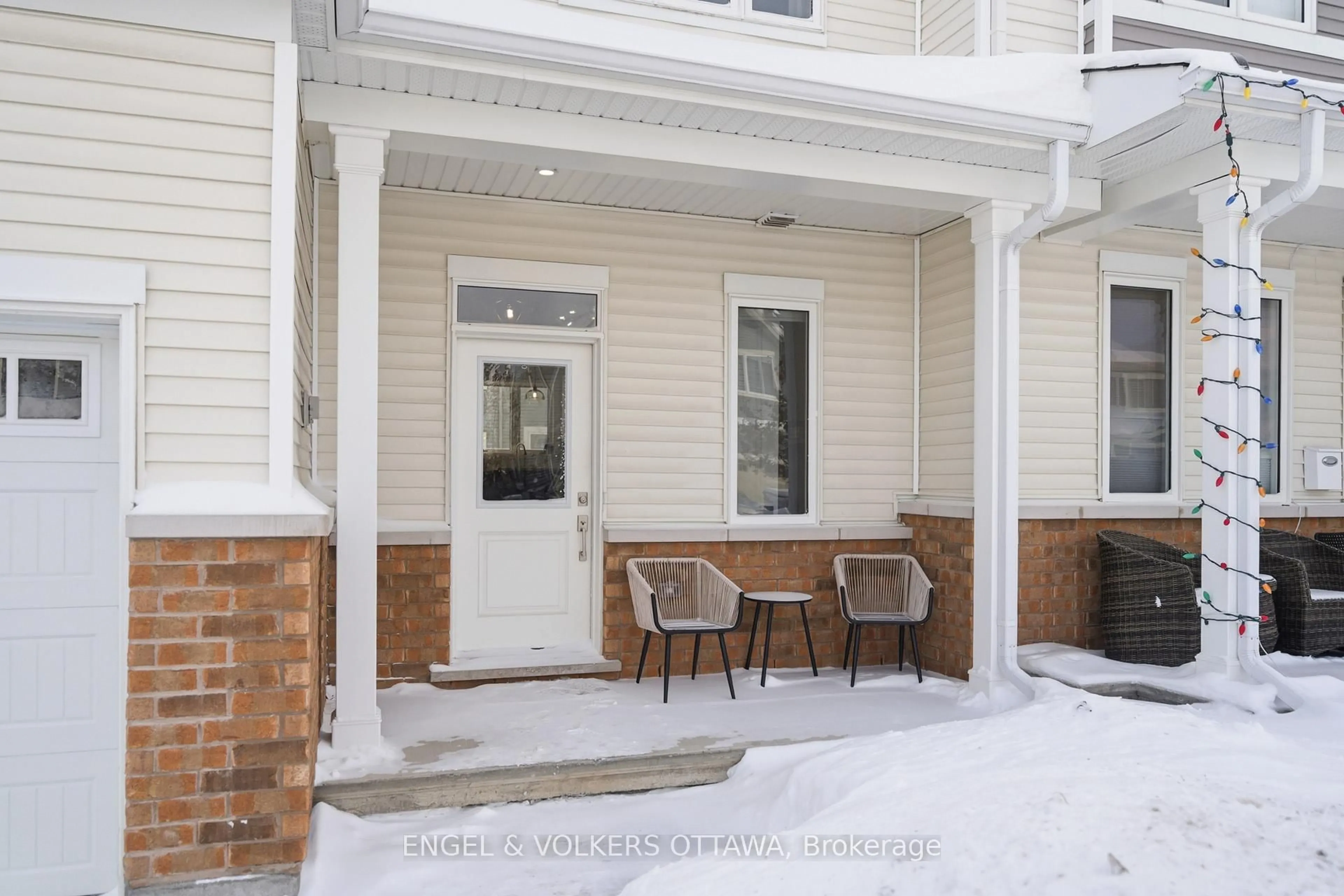 Patio, street for 207 Argonaut Circ, Ottawa Ontario K1W 0M5