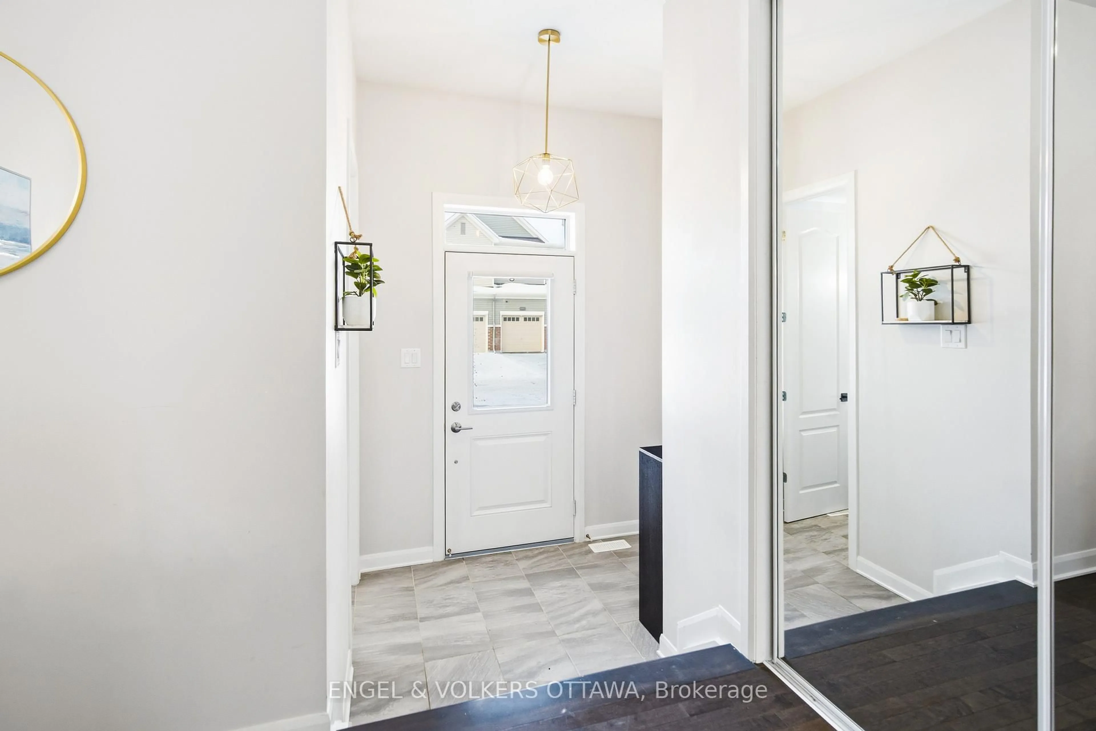 Indoor entryway for 207 Argonaut Circ, Ottawa Ontario K1W 0M5