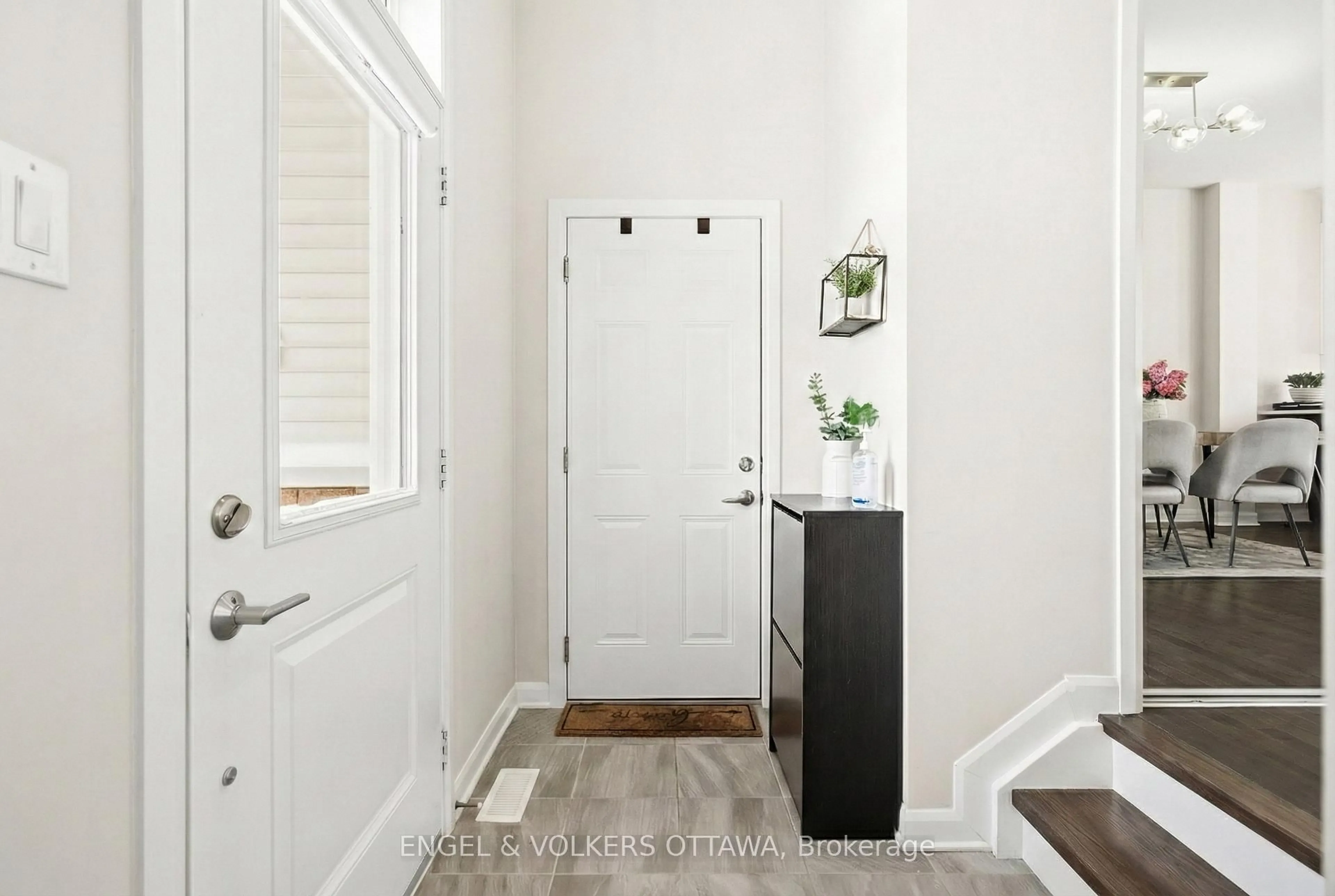 Indoor entryway for 207 Argonaut Circ, Ottawa Ontario K1W 0M5