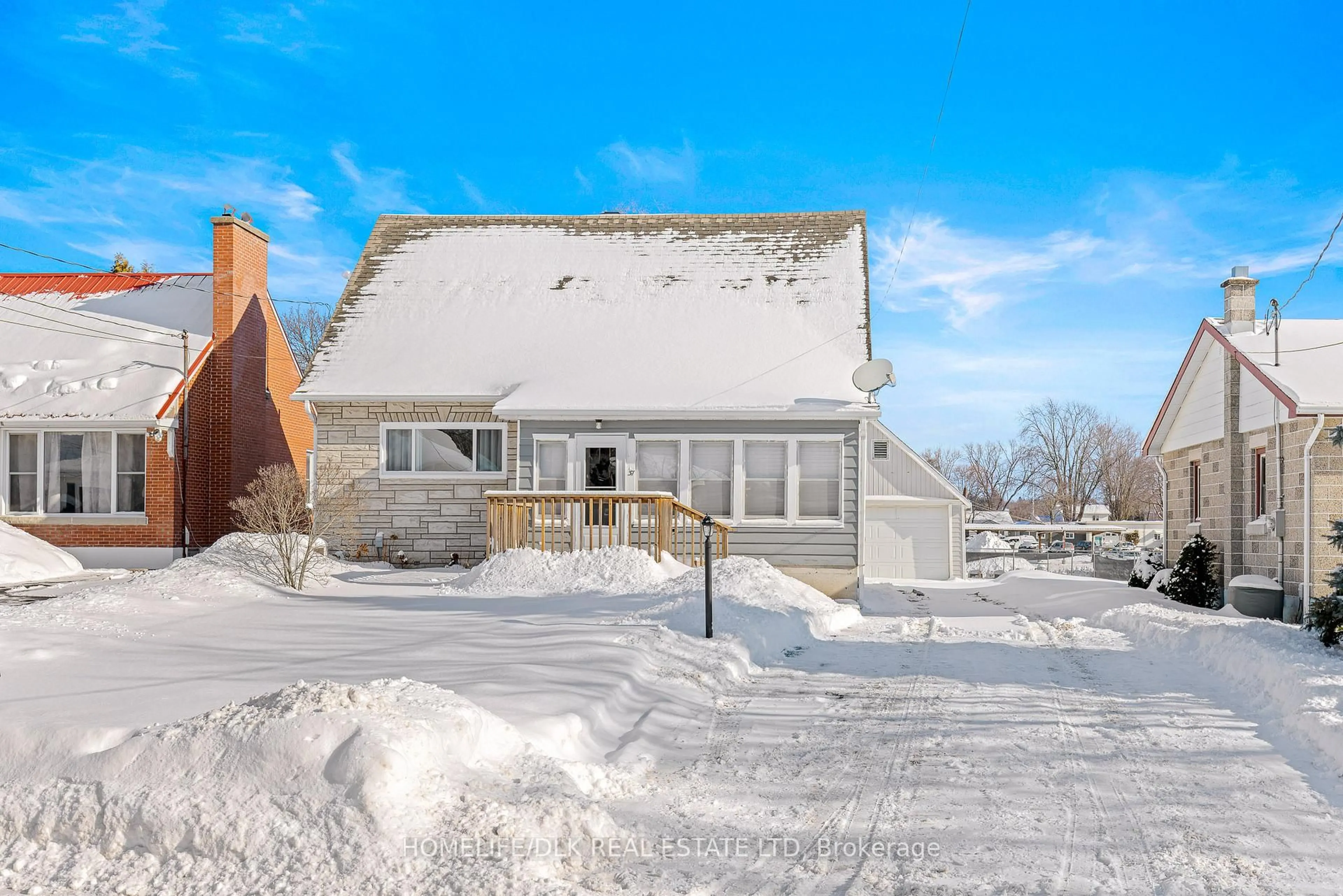 A pic from outside/outdoor area/front of a property/back of a property/a pic from drone, street for 37 Ferguson Dr, Brockville Ontario K6V 4P9