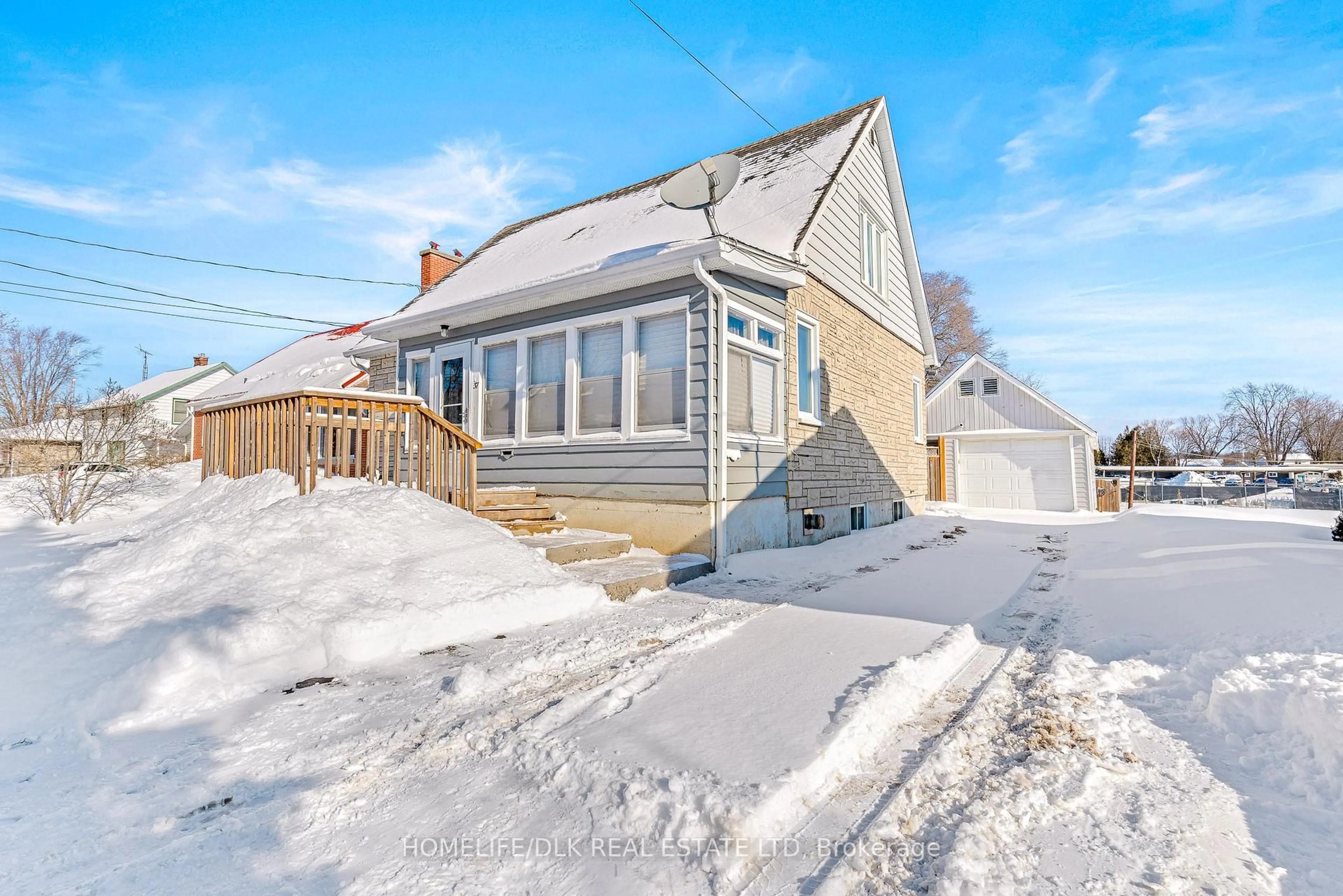 A pic from outside/outdoor area/front of a property/back of a property/a pic from drone, street for 37 Ferguson Dr, Brockville Ontario K6V 4P9