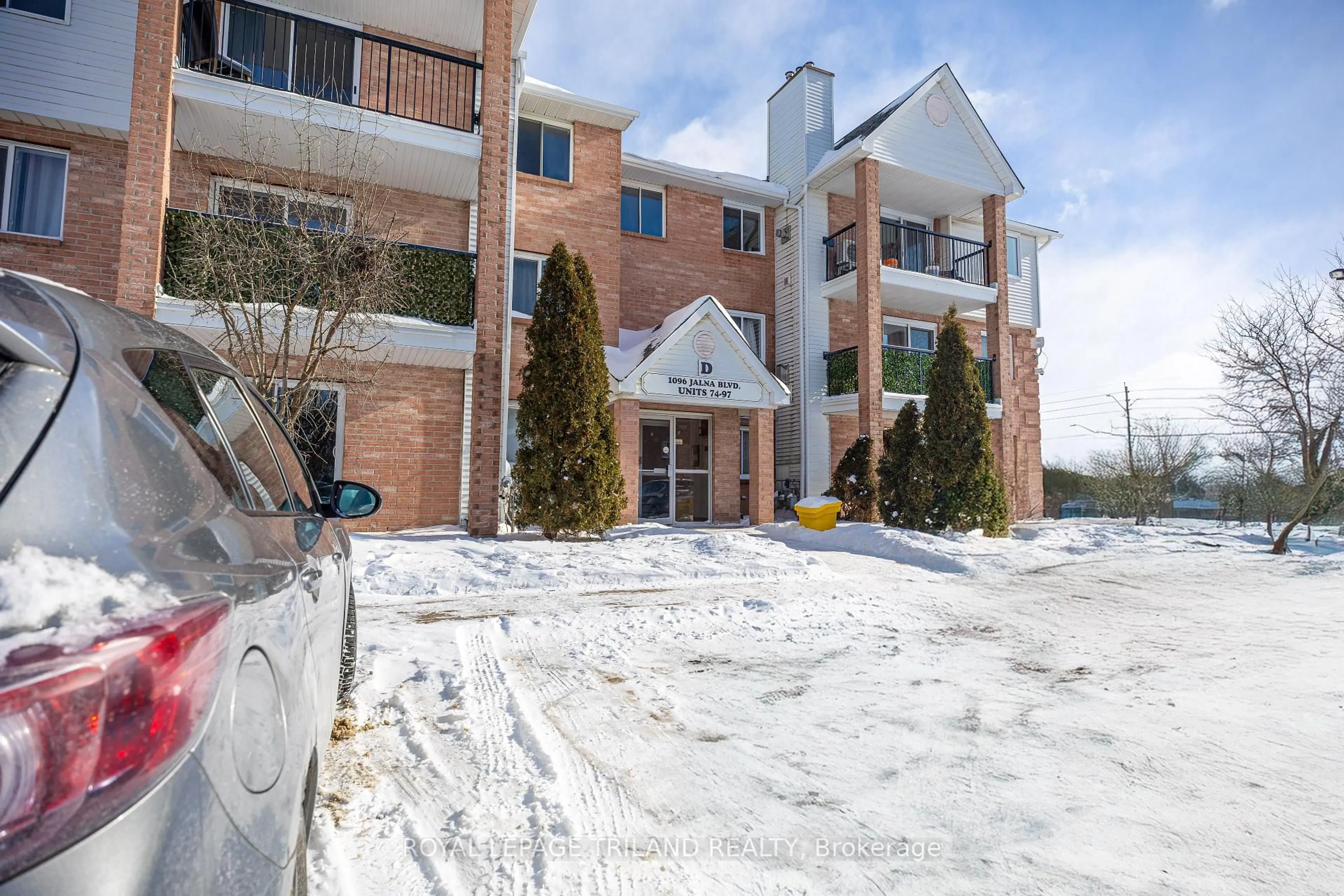 Patio, mountain view for 1096 Jalna Blvd #97, London South Ontario N6E 3B8