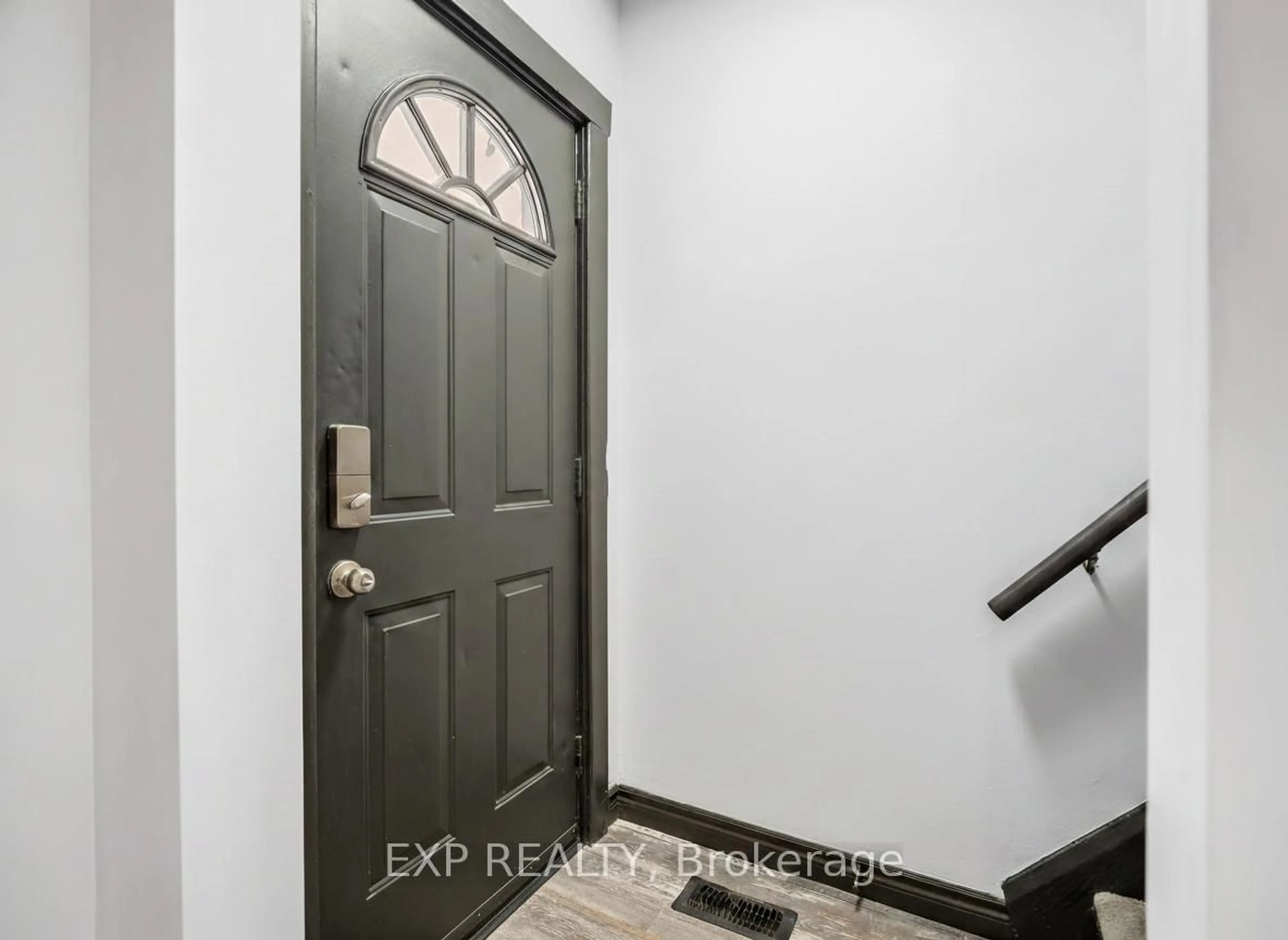 Indoor entryway for 197 Lincoln St, Welland Ontario L3B 4M8