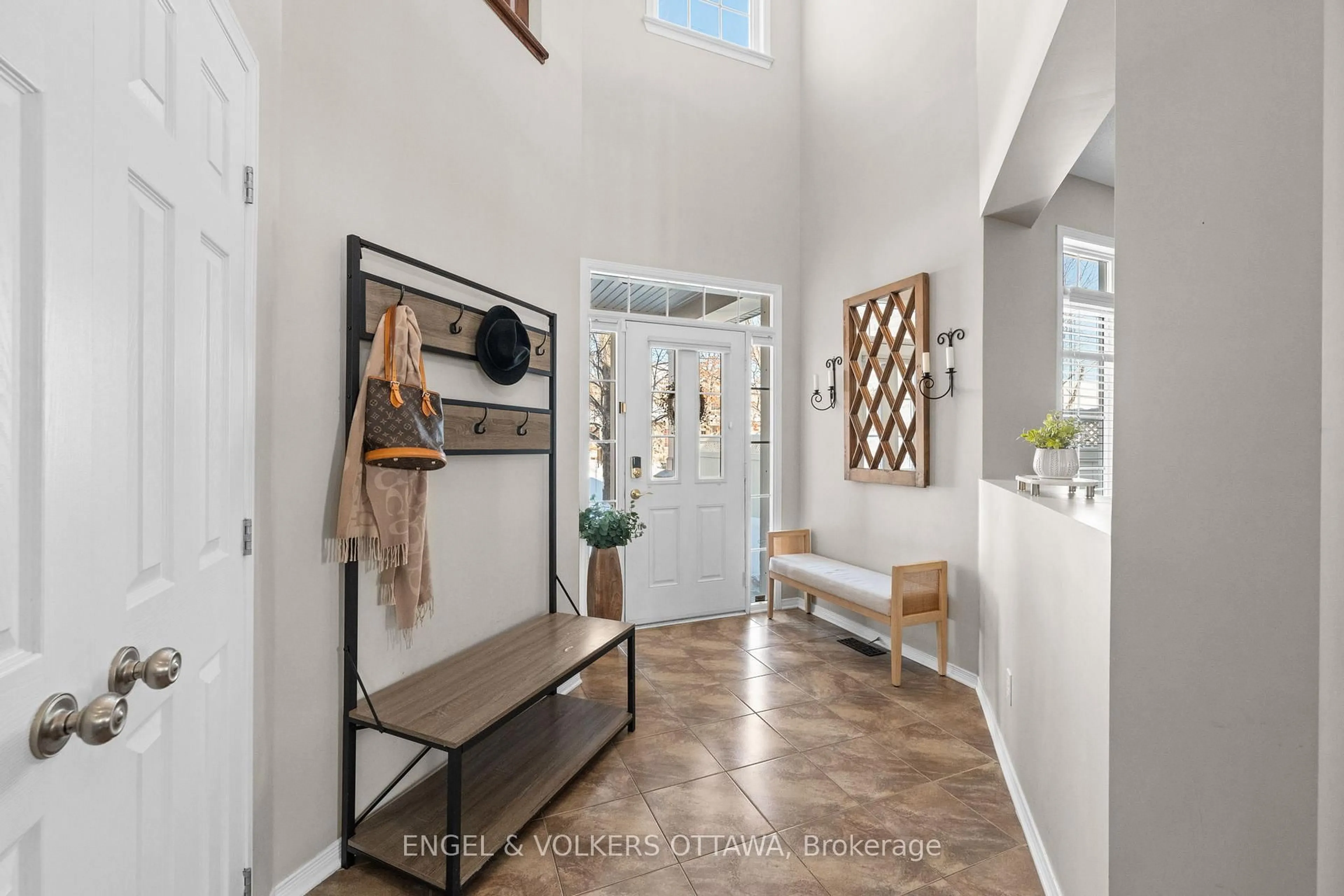 Indoor entryway for 406 Keith Cres, Orleans Ontario K1W 0A2