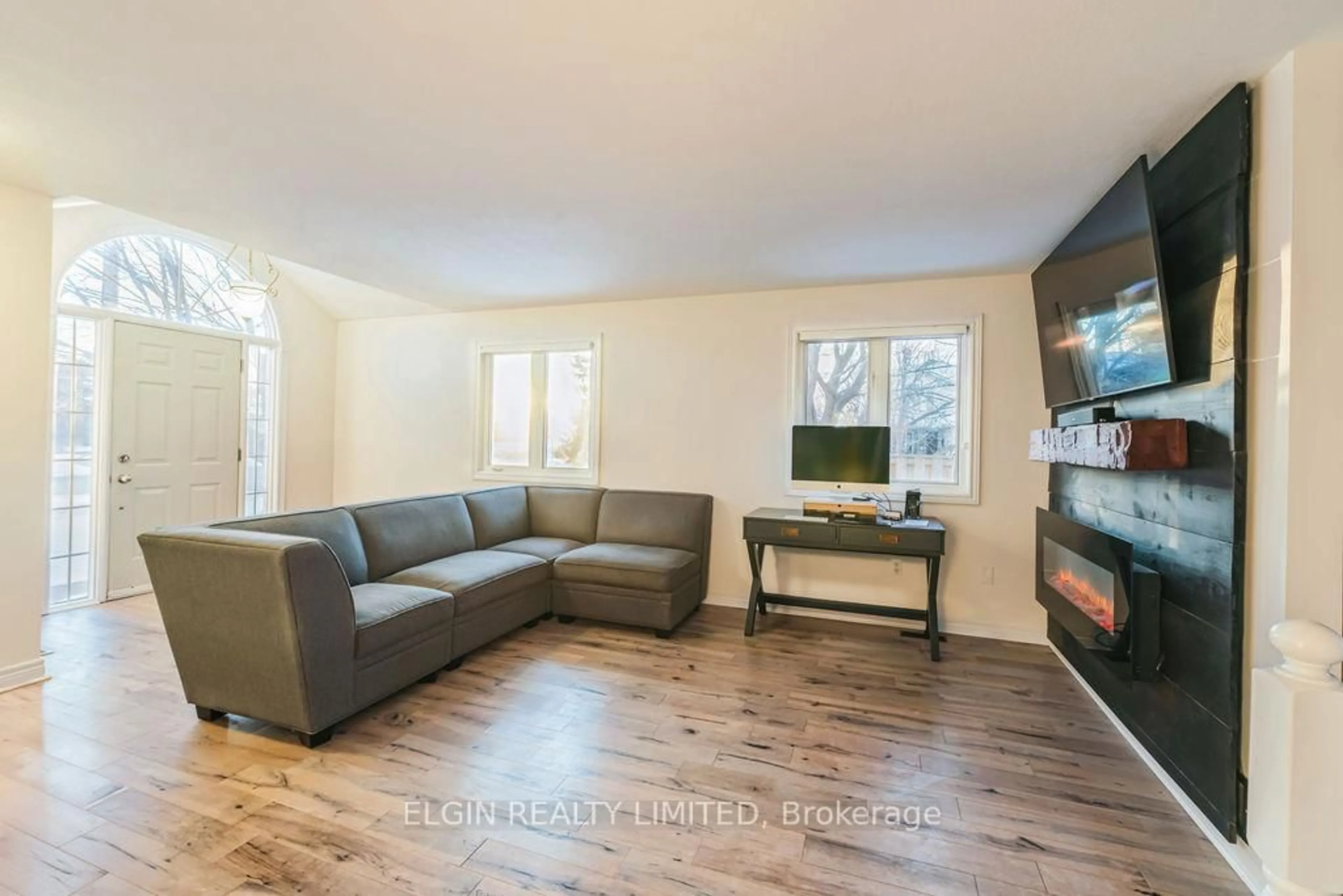 Living room with furniture, wood/laminate floor for 599 Wellington St, St. Thomas Ontario N5R 6G4