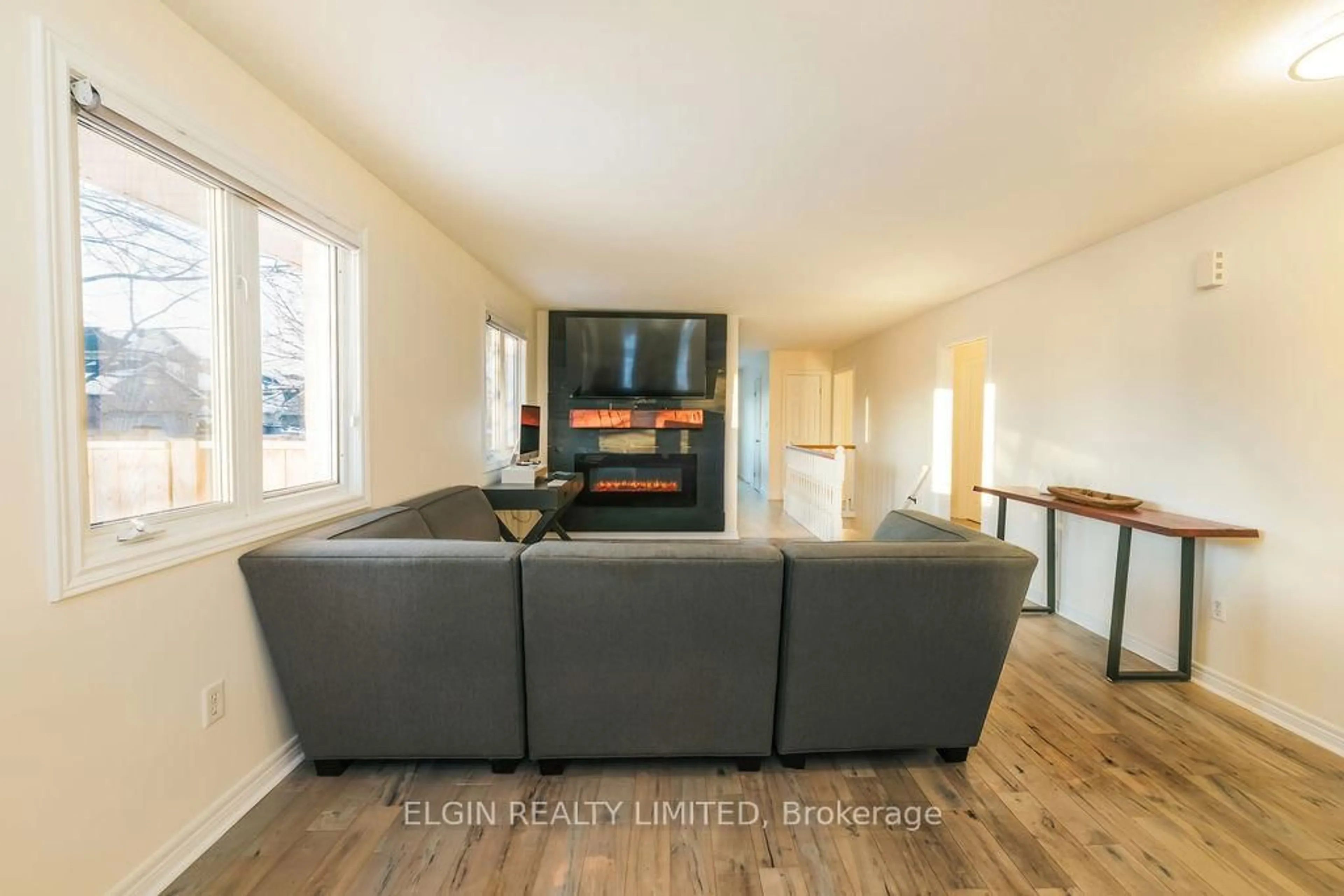 Living room with furniture, wood/laminate floor for 599 Wellington St, St. Thomas Ontario N5R 6G4