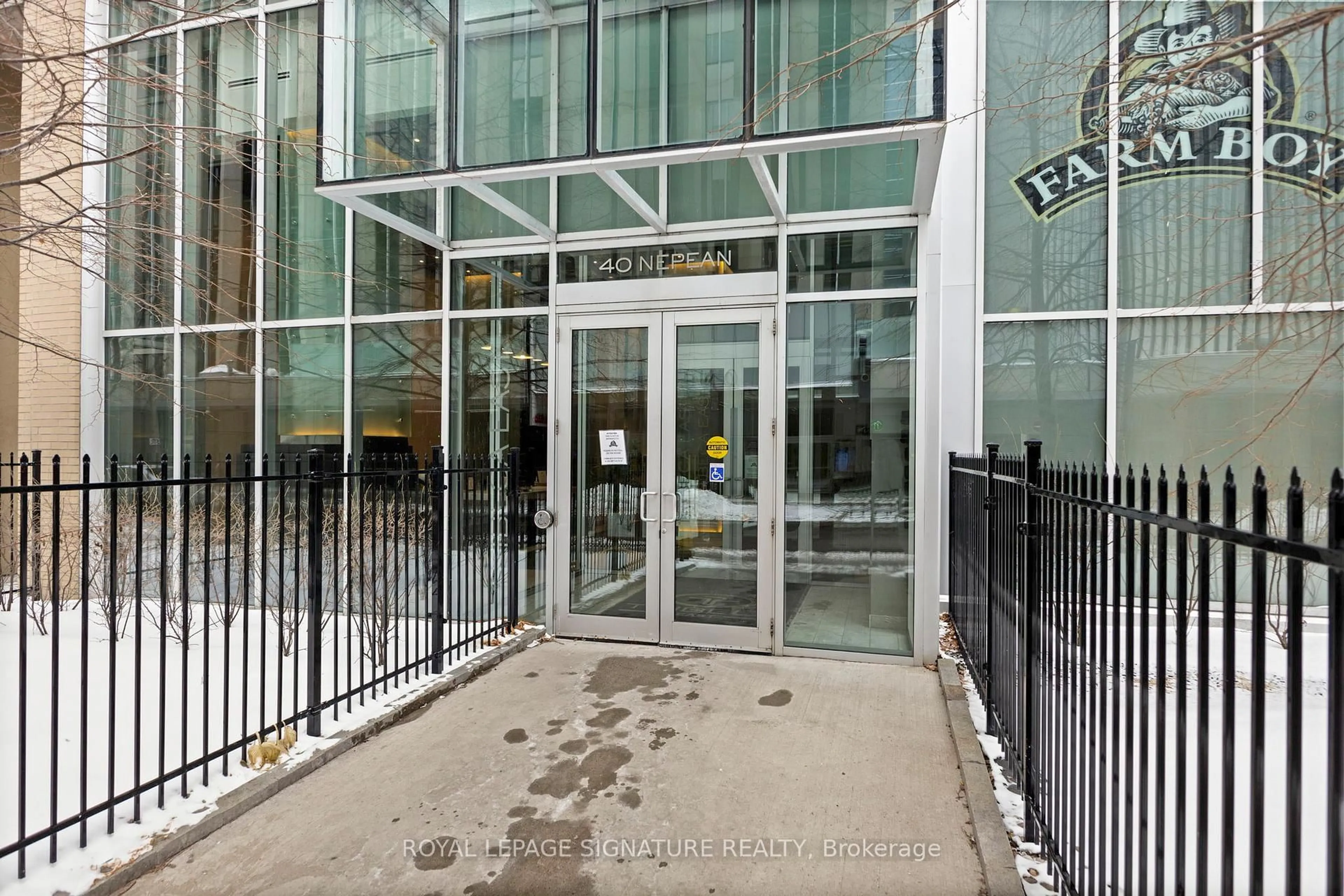 Indoor foyer for 40 Nepean St #1307, Ottawa Ontario K2P 0X5