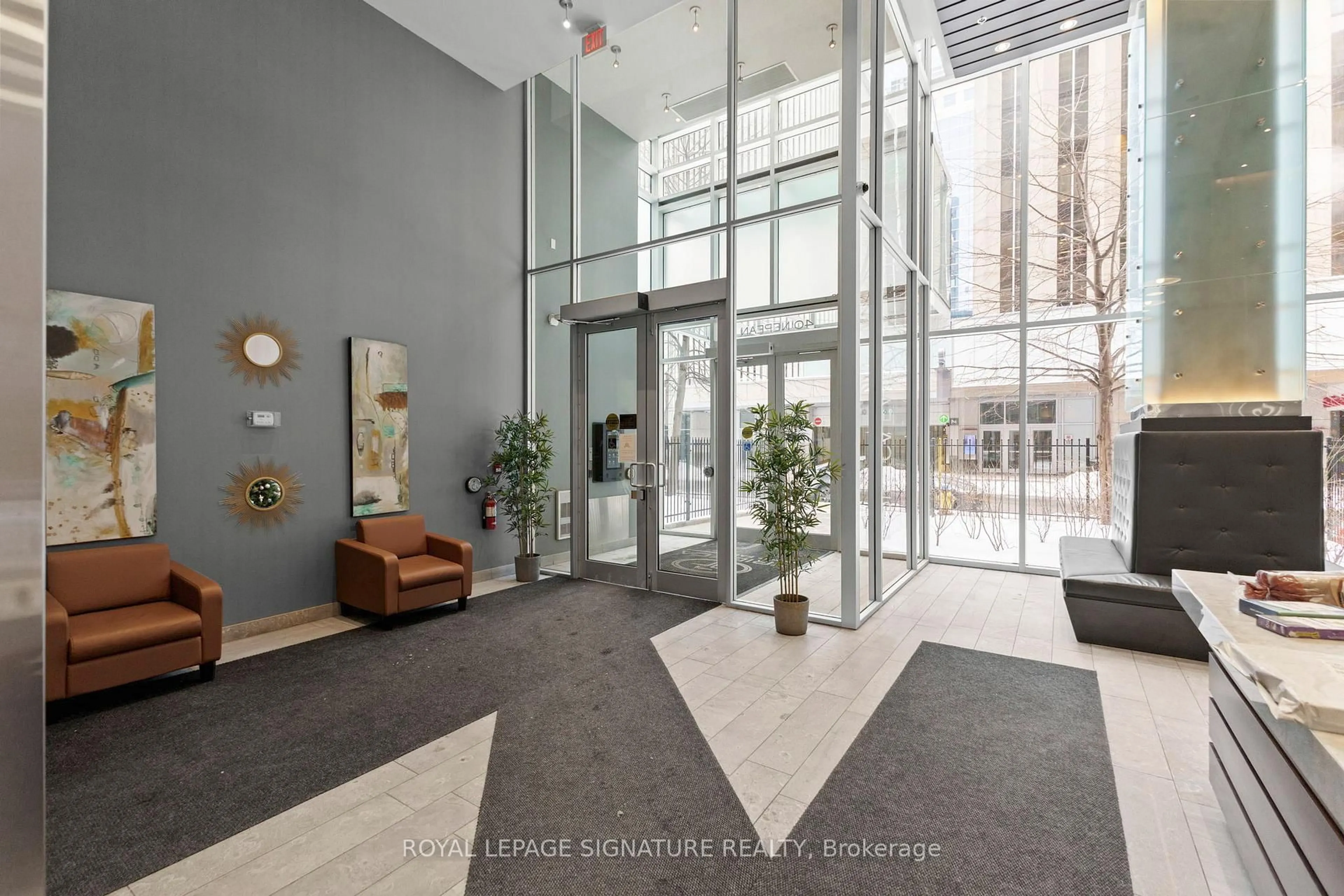 Indoor foyer for 40 Nepean St #1307, Ottawa Ontario K2P 0X5