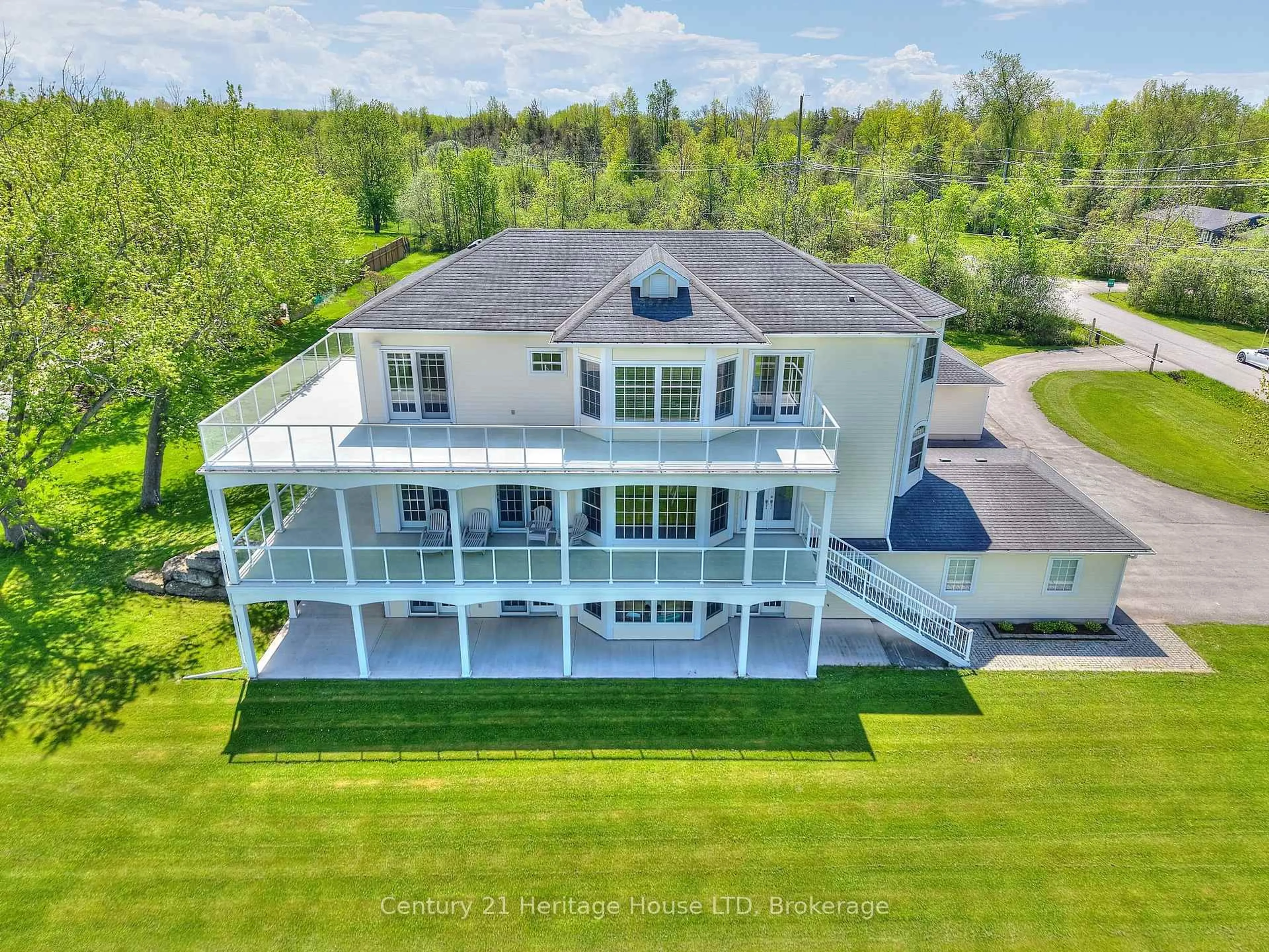 A pic from outside/outdoor area/front of a property/back of a property/a pic from drone, water/lake/river/ocean view for 4069 Niagara River Pkwy, Fort Erie Ontario L0S 1S0