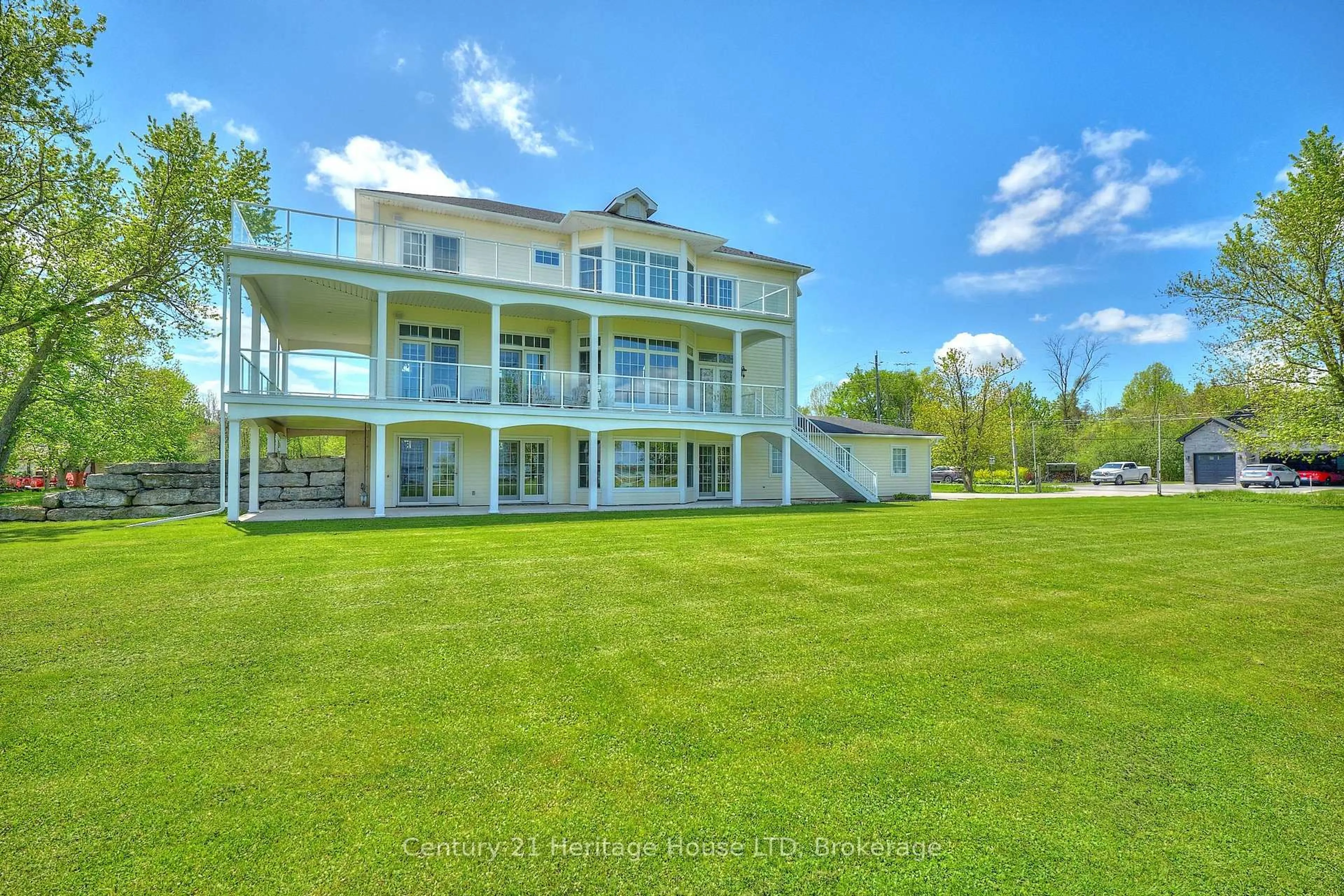 A pic from outside/outdoor area/front of a property/back of a property/a pic from drone, water/lake/river/ocean view for 4069 Niagara River Pkwy, Fort Erie Ontario L0S 1S0