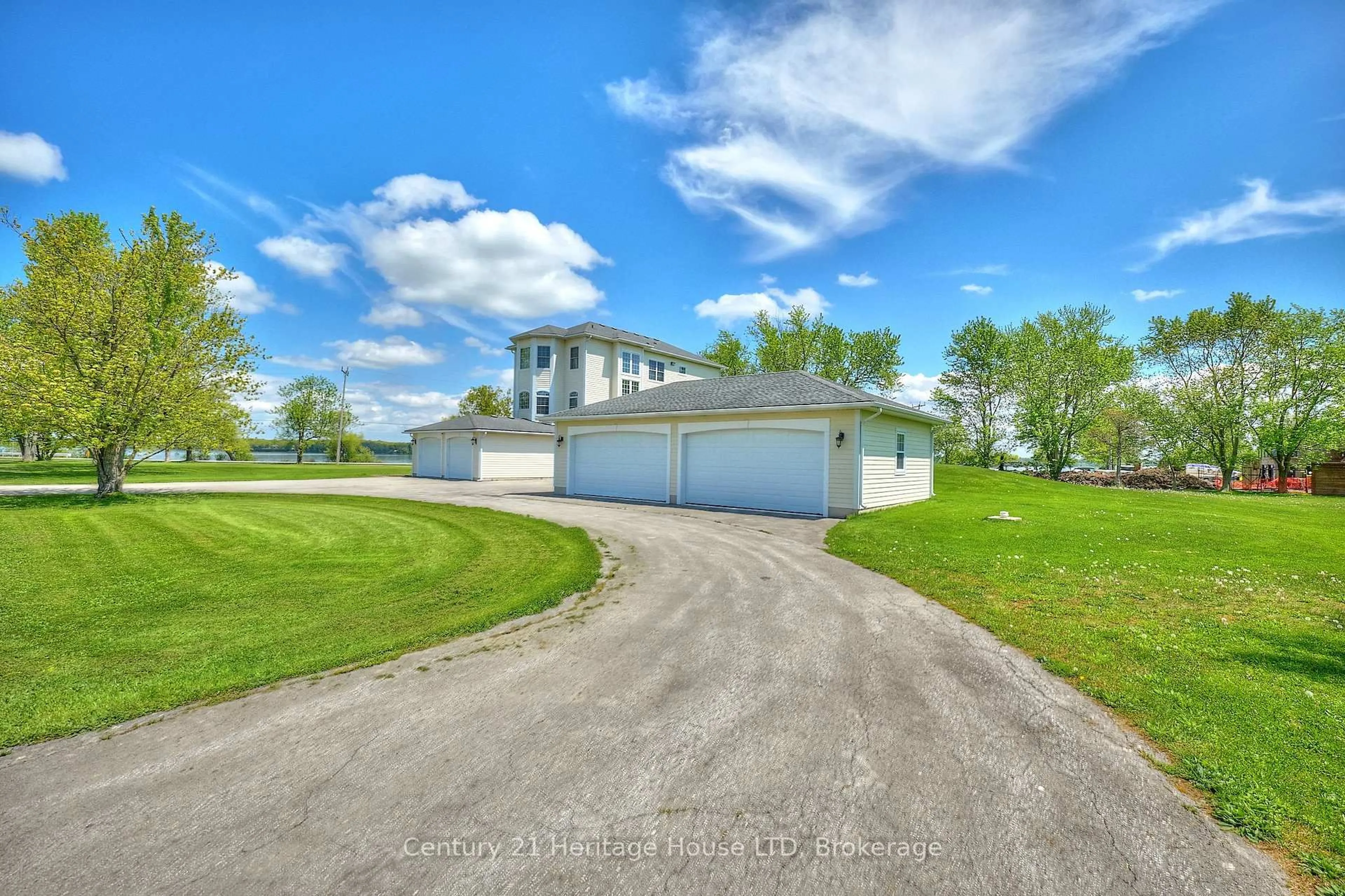 A pic from outside/outdoor area/front of a property/back of a property/a pic from drone, water/lake/river/ocean view for 4069 Niagara River Pkwy, Fort Erie Ontario L0S 1S0