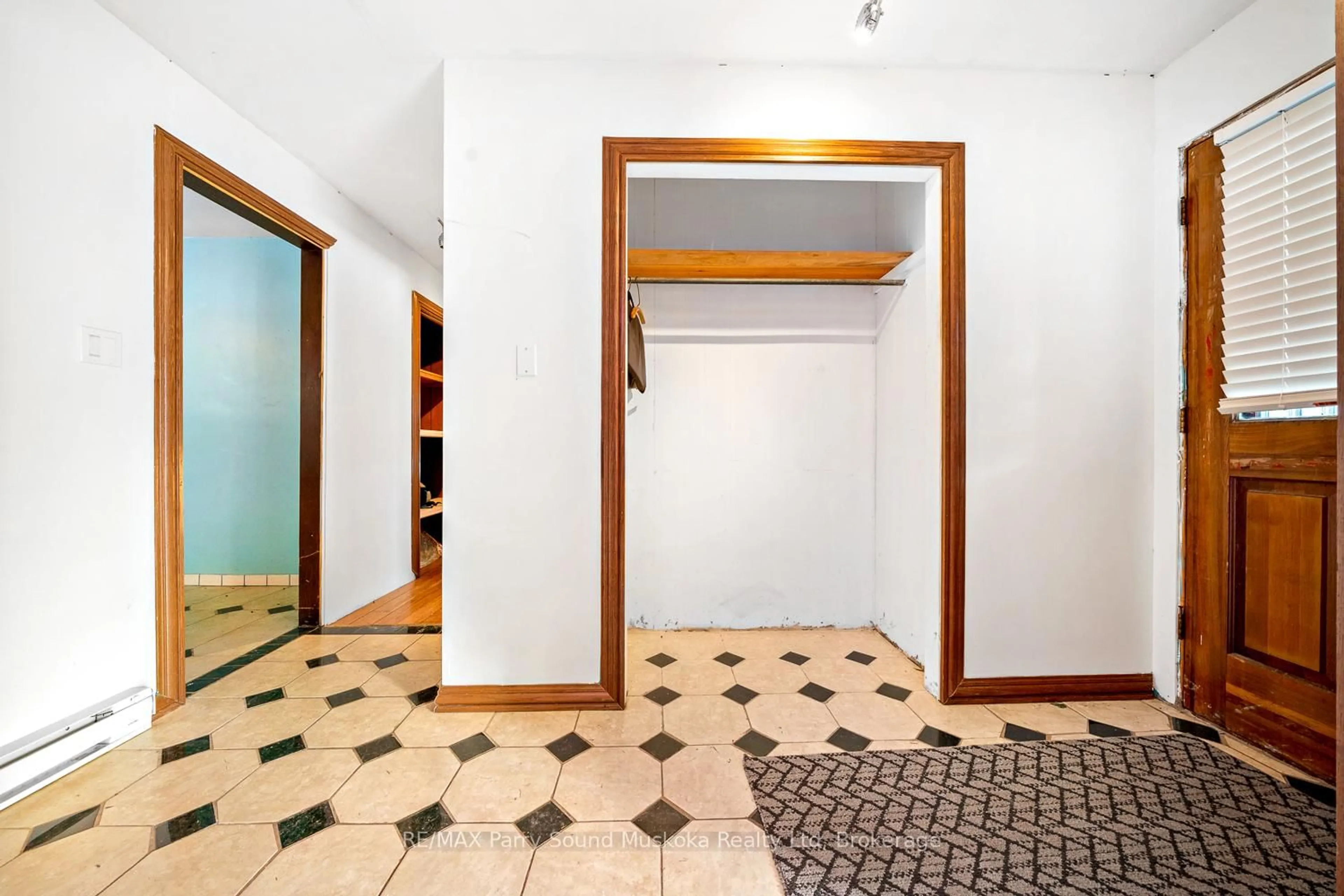 Indoor foyer for 1 Old Carling Rd, Carling Ontario P0G 1G0