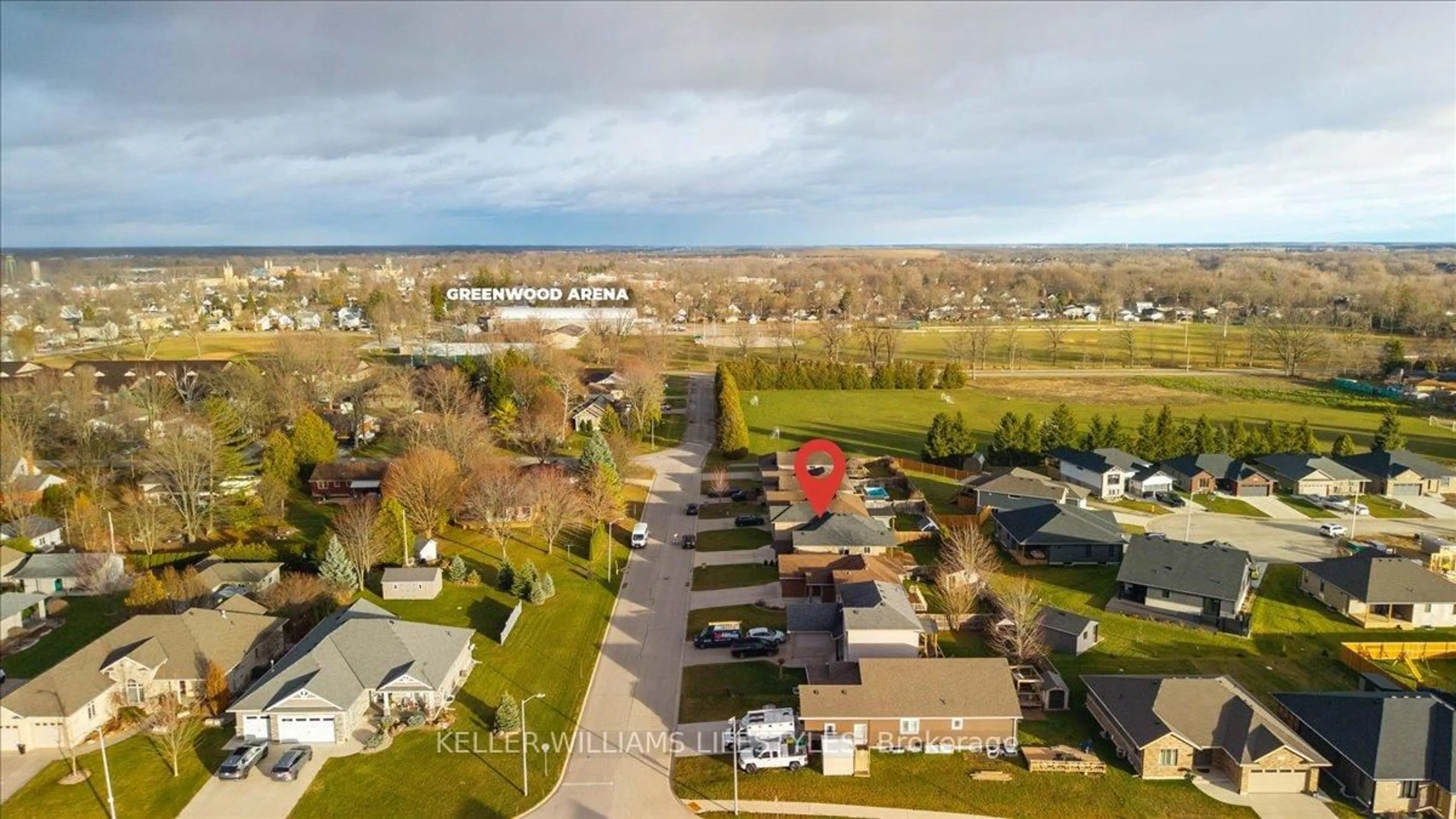 A pic from outside/outdoor area/front of a property/back of a property/a pic from drone, unknown for 4008 Edward St, Petrolia Ontario N0N 1R0