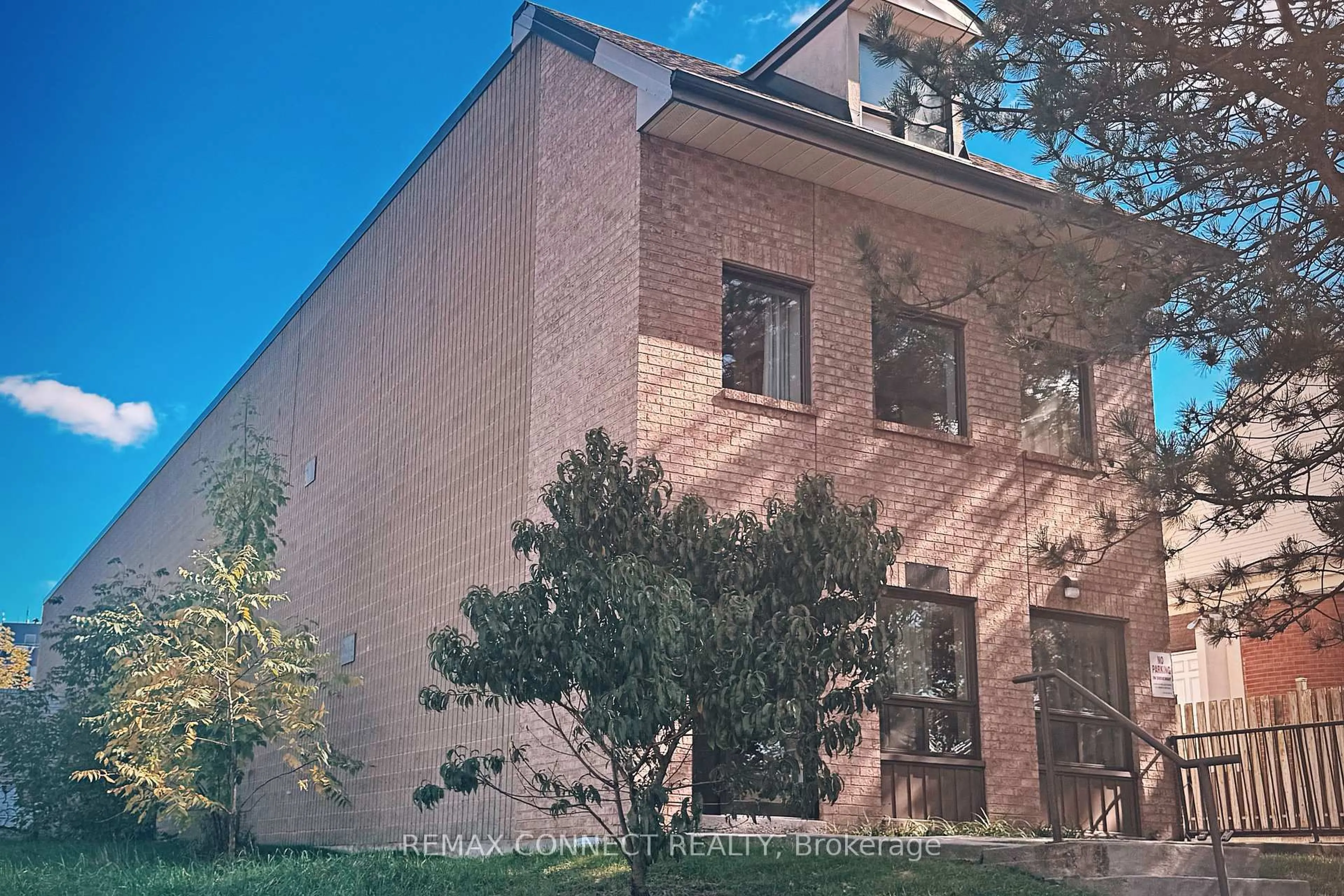 Home with brick exterior material, building for 4872 Valley Way #303, Niagara Falls Ontario L2E 1W3