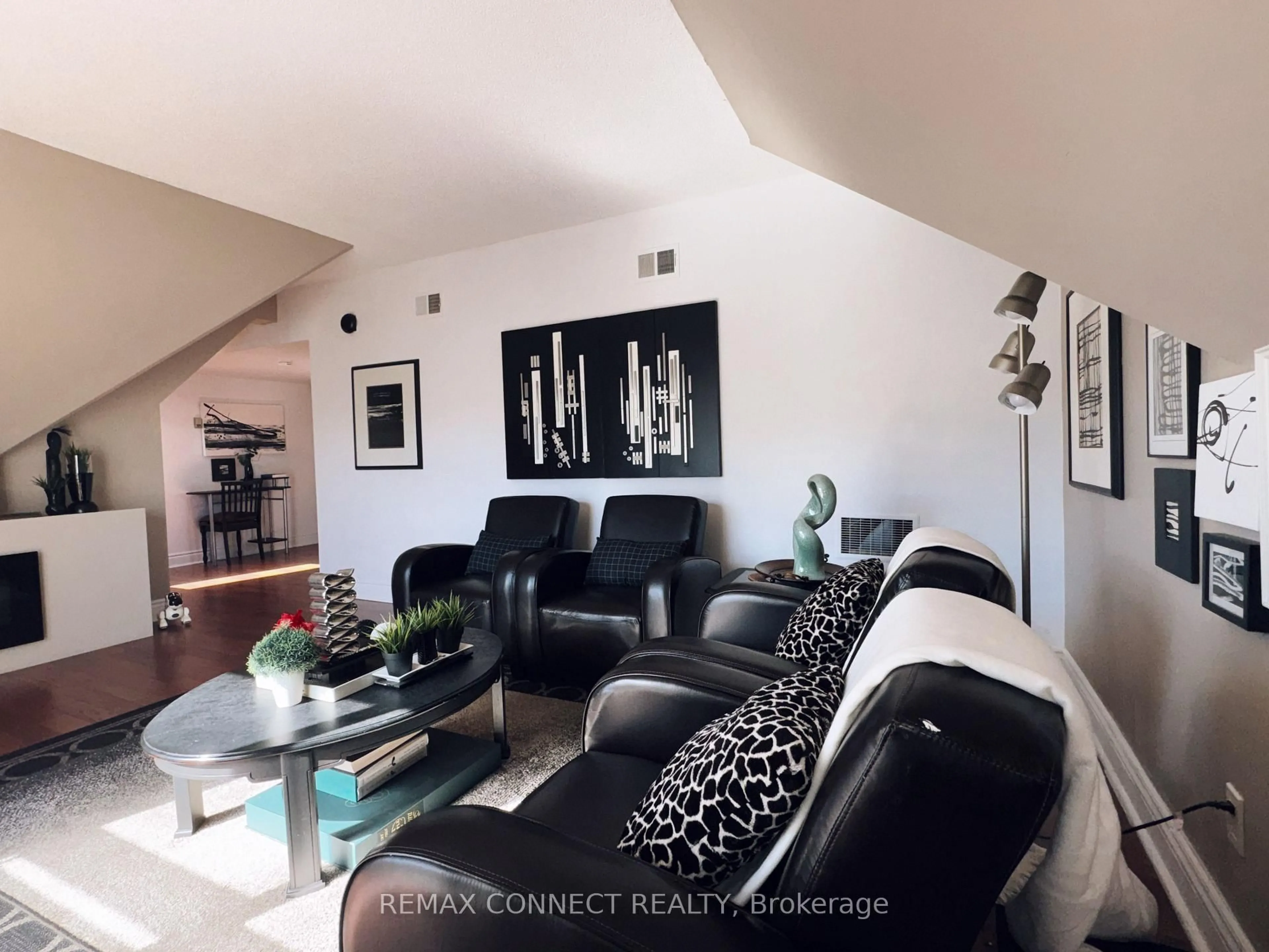 Living room with furniture, unknown for 4872 Valley Way #303, Niagara Falls Ontario L2E 1W3