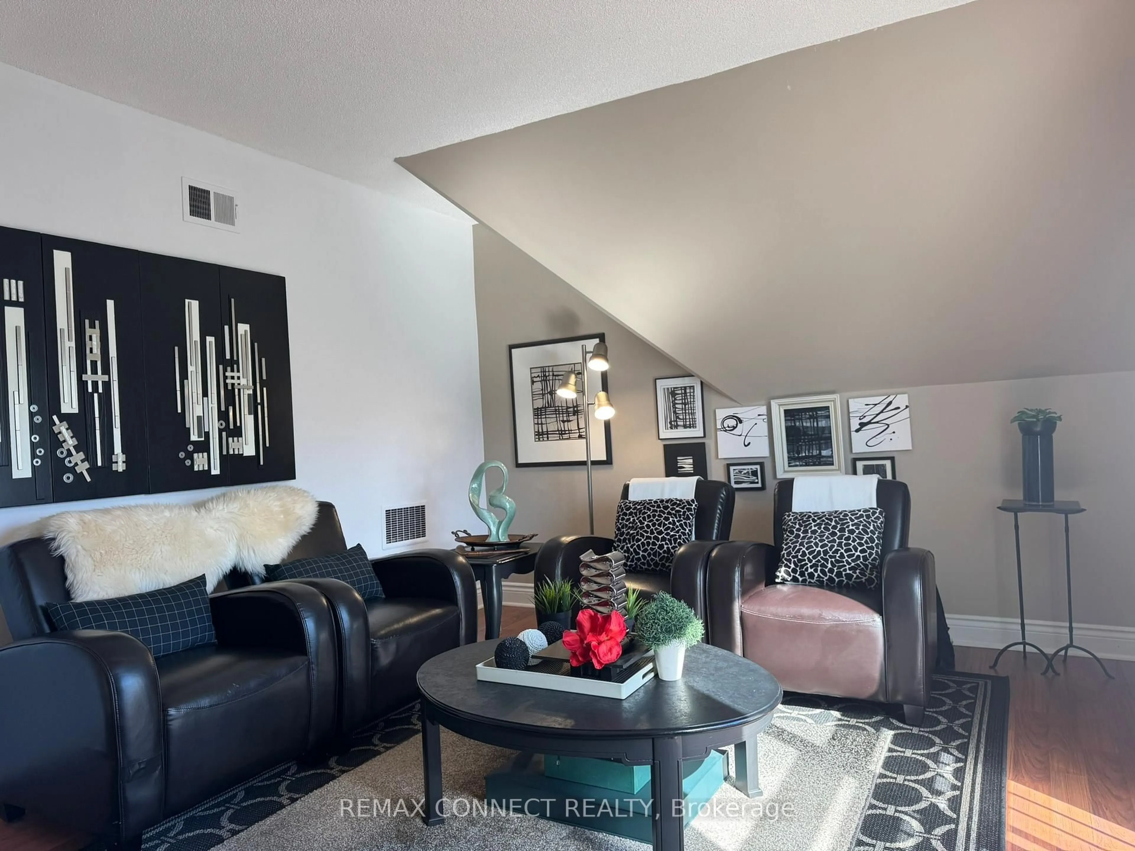 Living room with furniture, unknown for 4872 Valley Way #303, Niagara Falls Ontario L2E 1W3