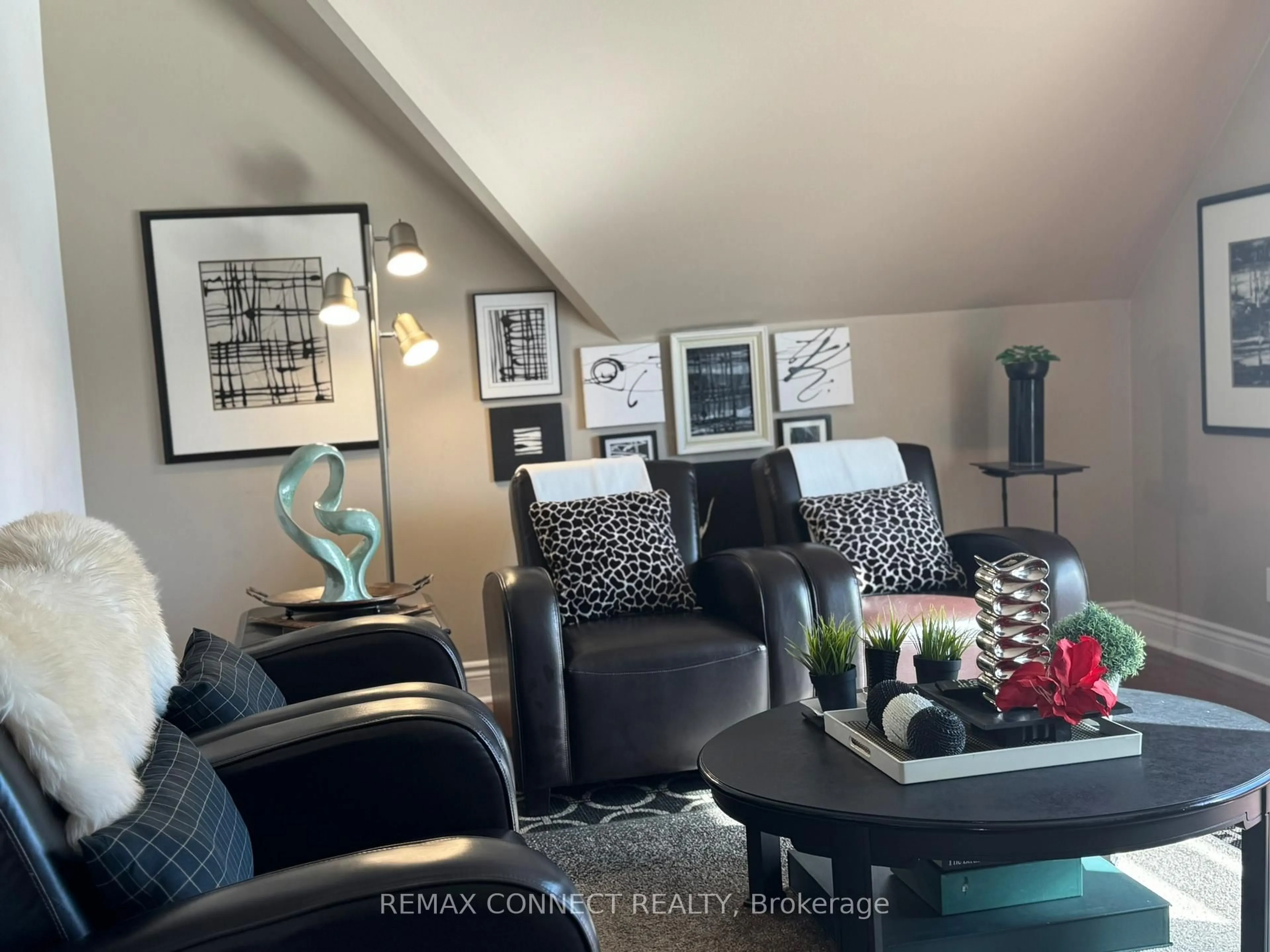 Living room with furniture, unknown for 4872 Valley Way #303, Niagara Falls Ontario L2E 1W3