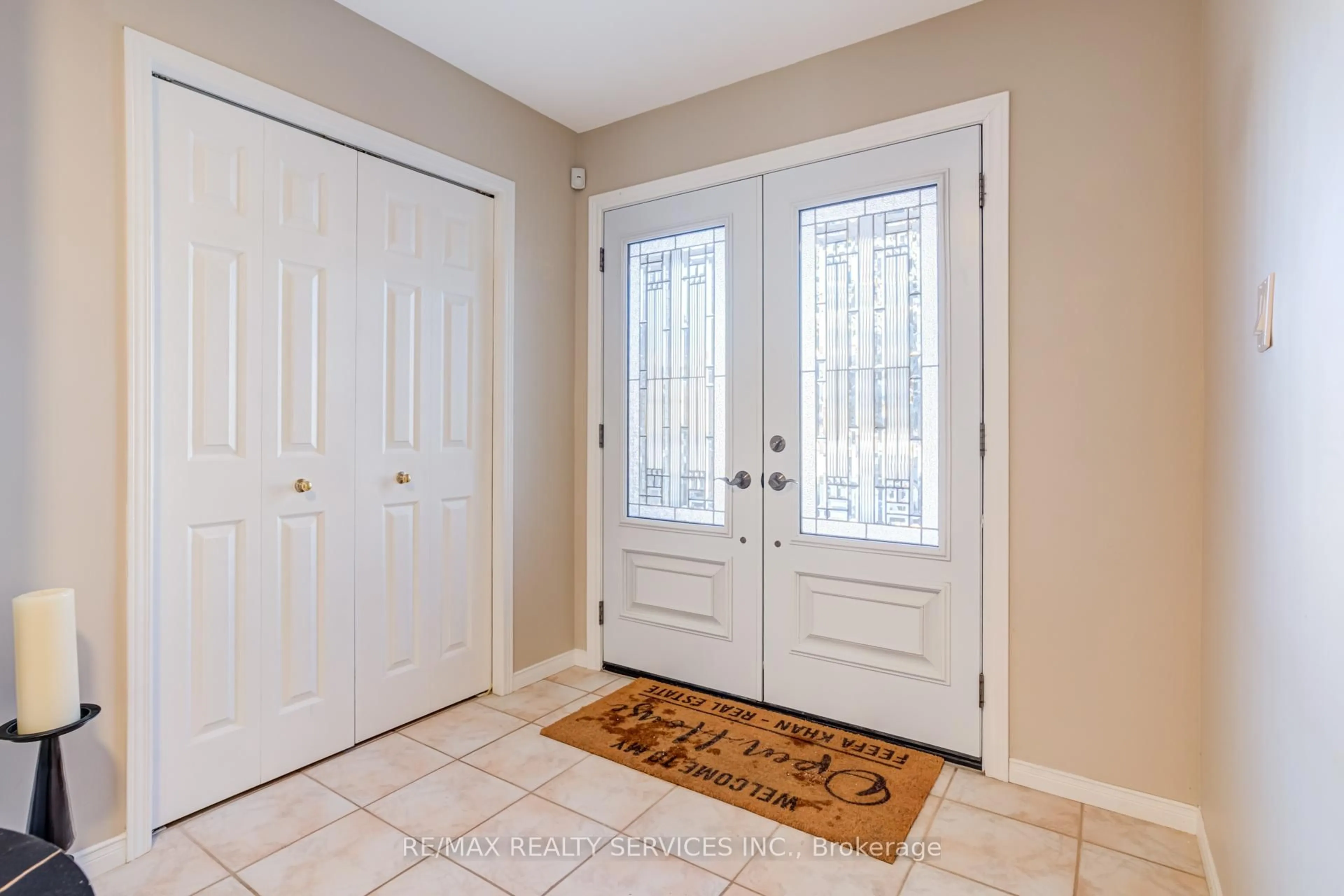 Indoor entryway for 15 Claudette Gate, Hamilton Ontario L9B 2S3