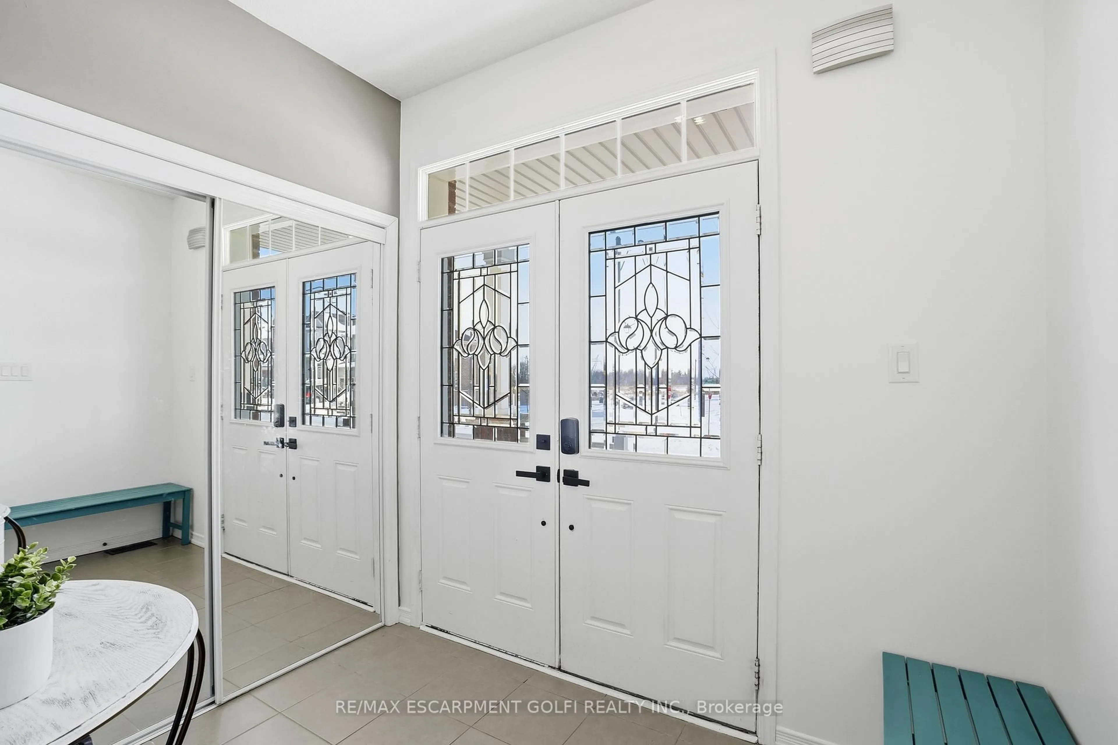 Indoor entryway for 211 Odonnel Dr, Hamilton Ontario L0R 1C0