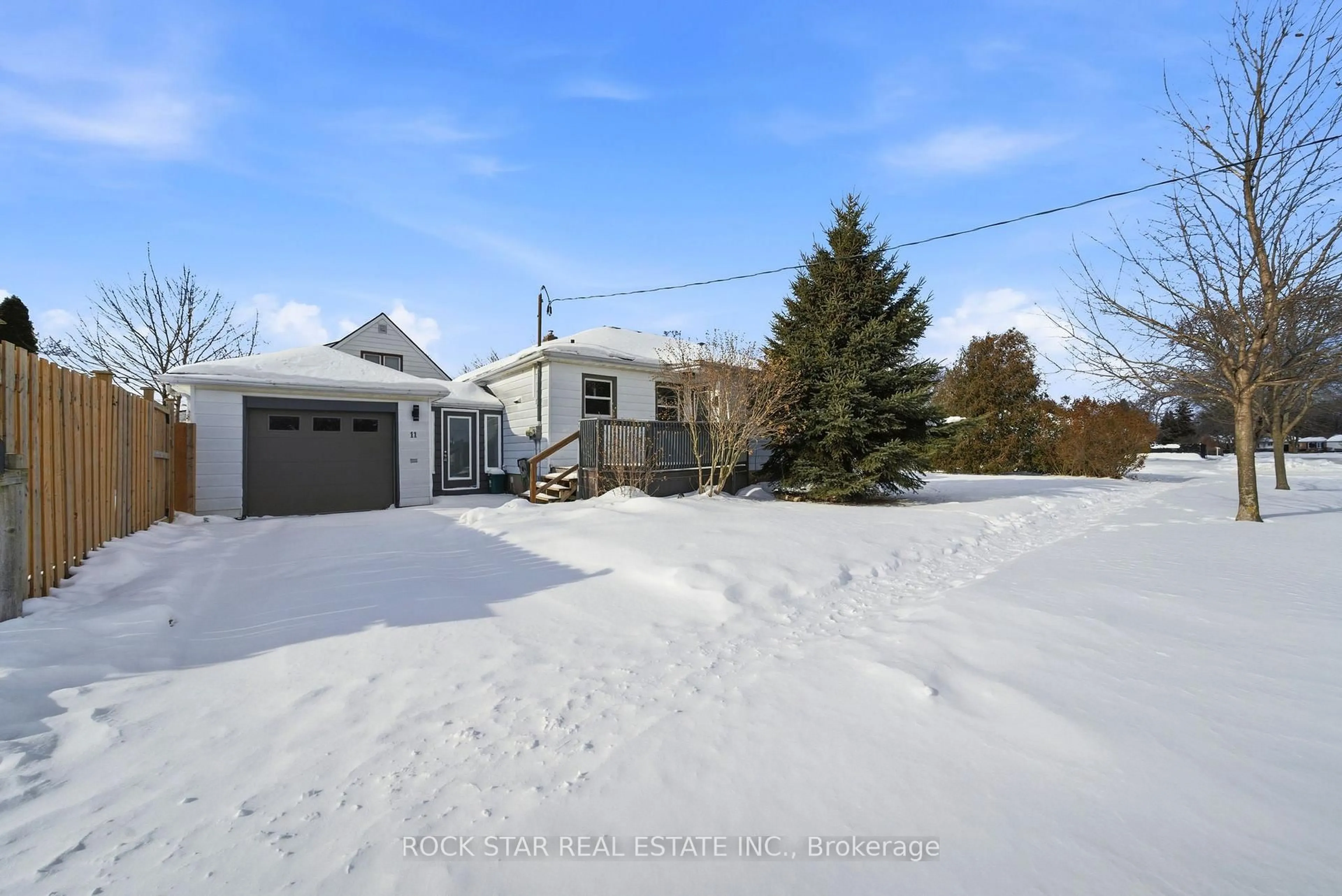 A pic from outside/outdoor area/front of a property/back of a property/a pic from drone, street for 11 Nickerson Ave, St. Catharines Ontario L2N 3L9