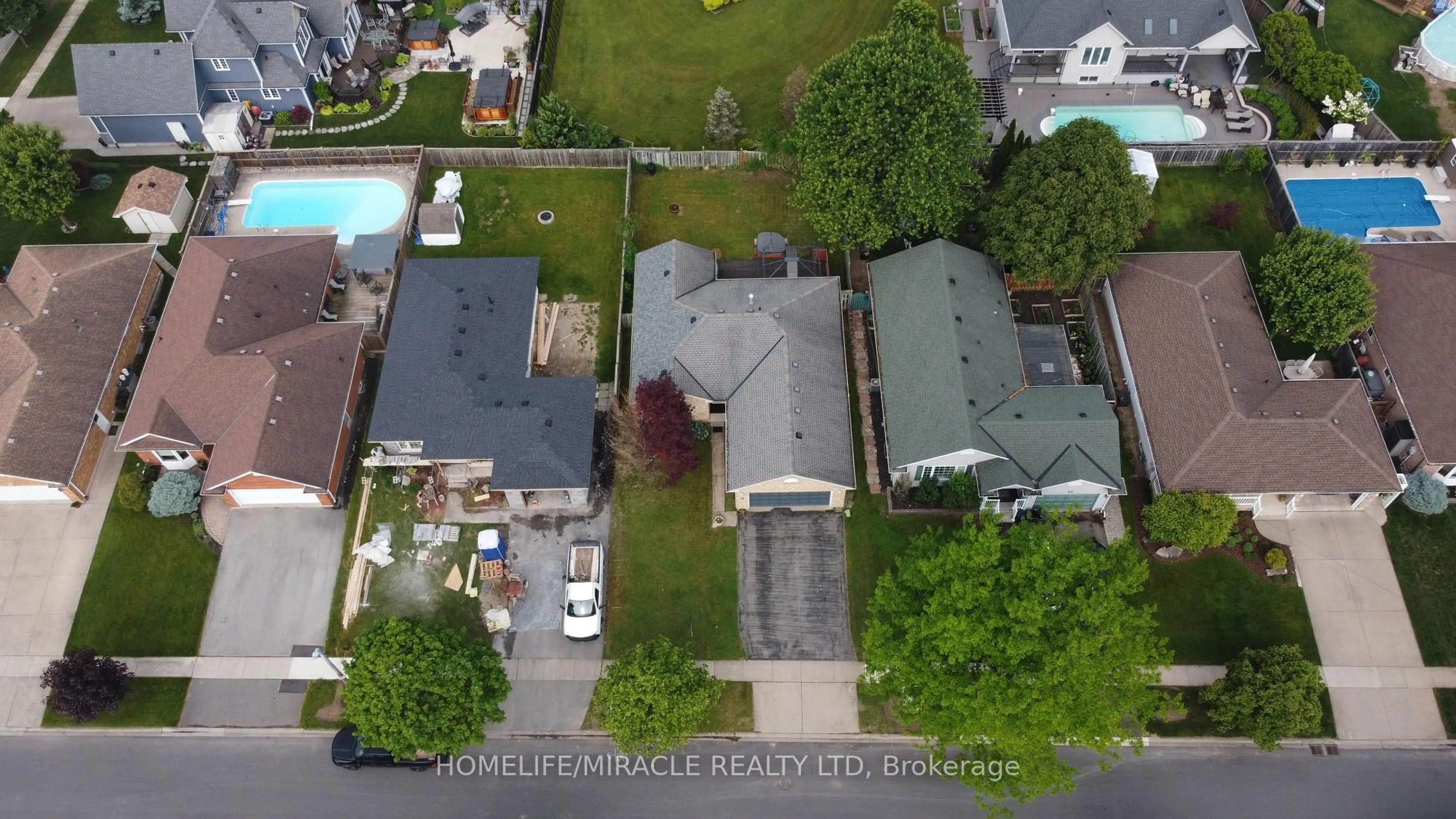 A pic from outside/outdoor area/front of a property/back of a property/a pic from drone, street for 16 Goodwillie Dr, Welland Ontario L3C 7C4